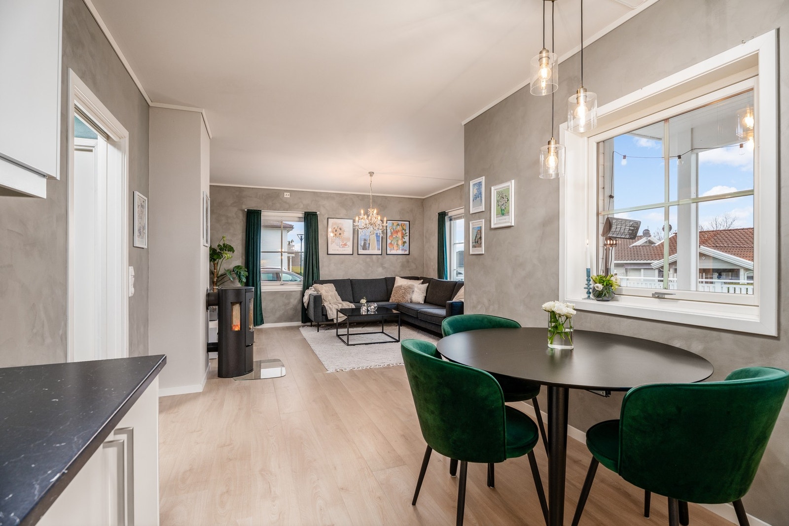 Spiseavdelingen er perfekt plassert mellom stue og kjøkken. Galleribilde