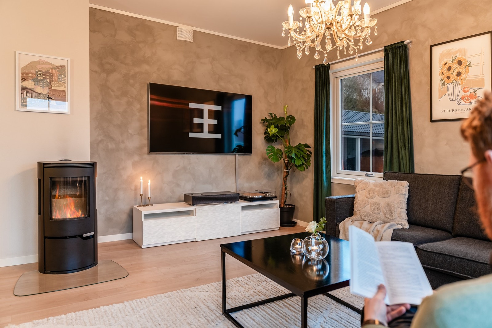 Vedfyring i stuen gir en lun og varm atmosfære. Galleribilde