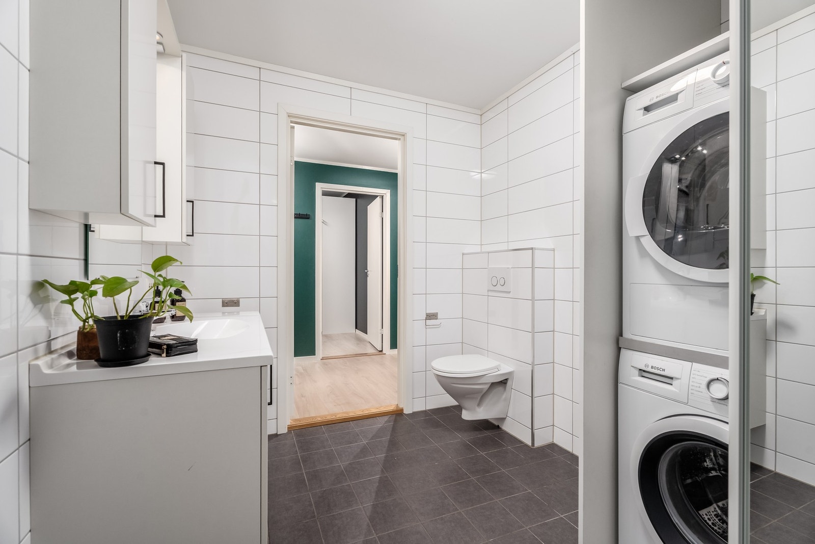 På badet er det montert et svært praktisk skap, for en ryddig og dekorativ vaskeromsløsning. Galleribilde