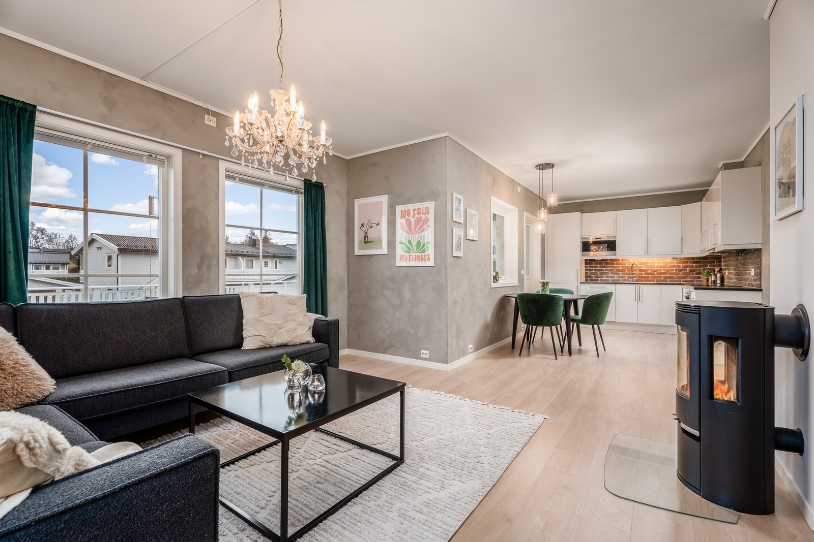 Sosial åpen stue-/kjøkkenløsning i leiligheten. Galleribilde