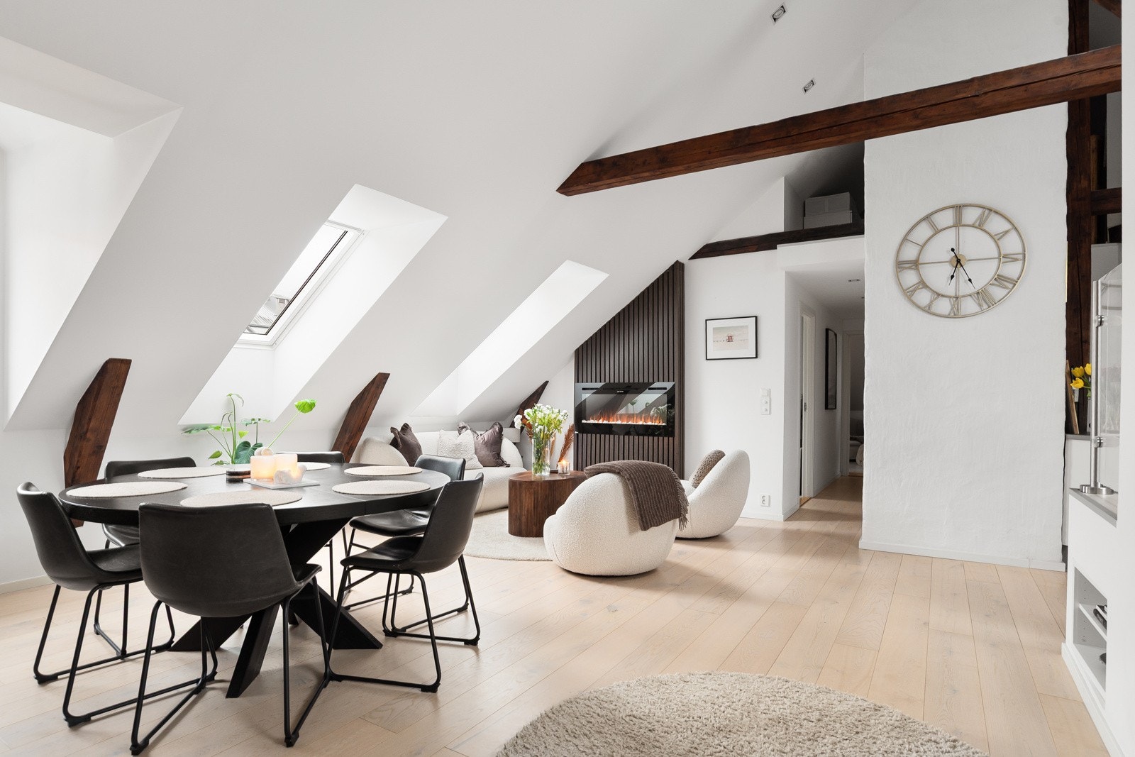 Varierende himlingshøyde skaper en naturlig inndeling i soner og møblene finner raskt sin naturlige plass. Galleribilde