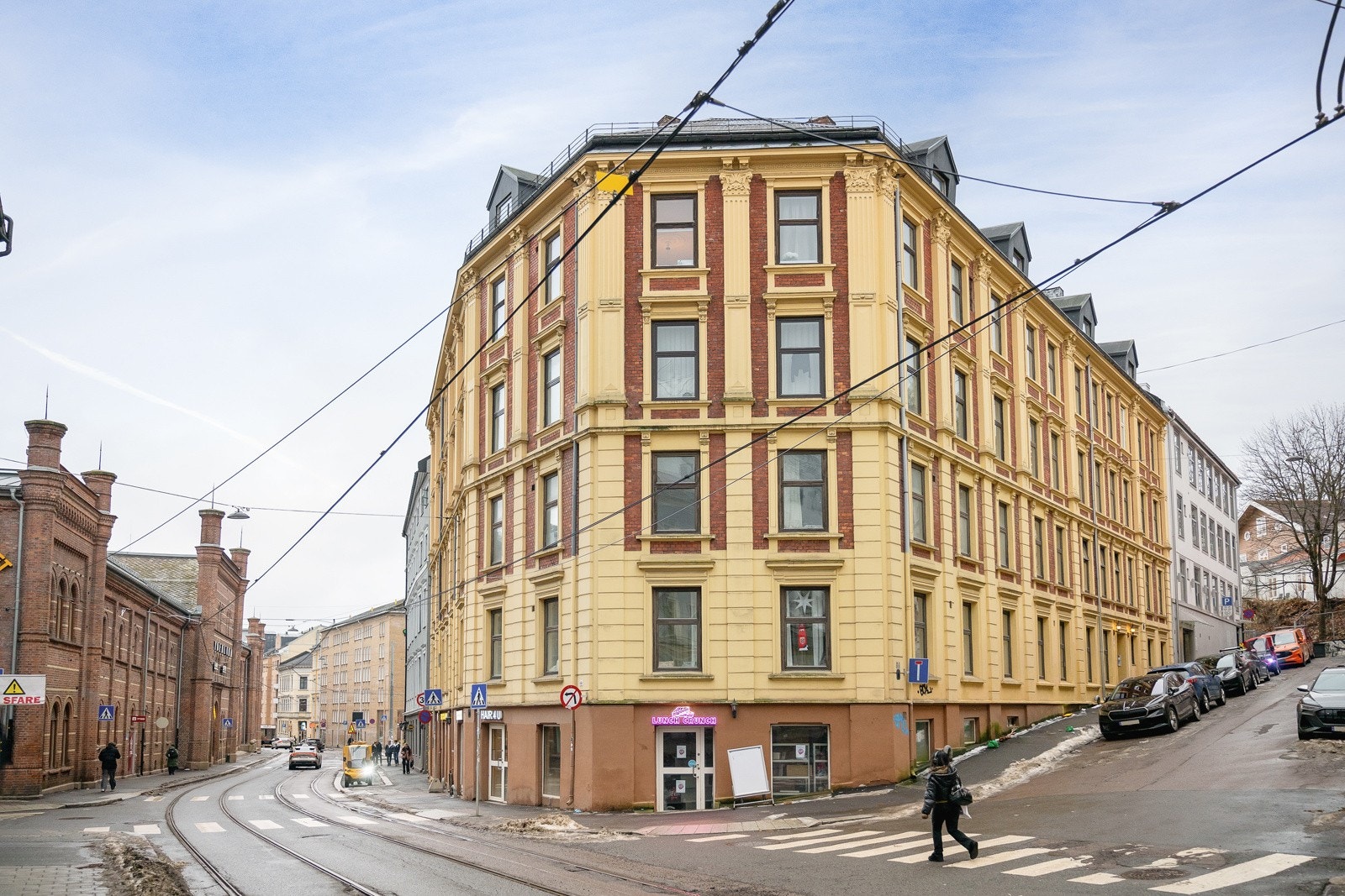 Leiligheten ligger i øverste etasje i en klassisk bygård fra 1894. Umiddelbar nærhet til buss og trikk. Galleribilde