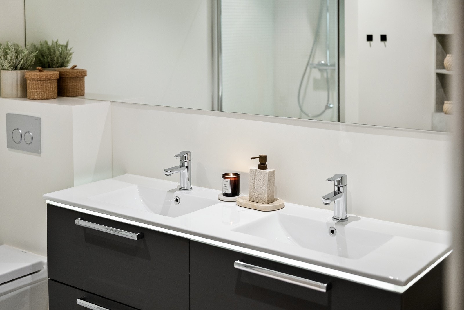 Praktisk med dobbel servant når man skal være flere på badet samtidig. Galleribilde