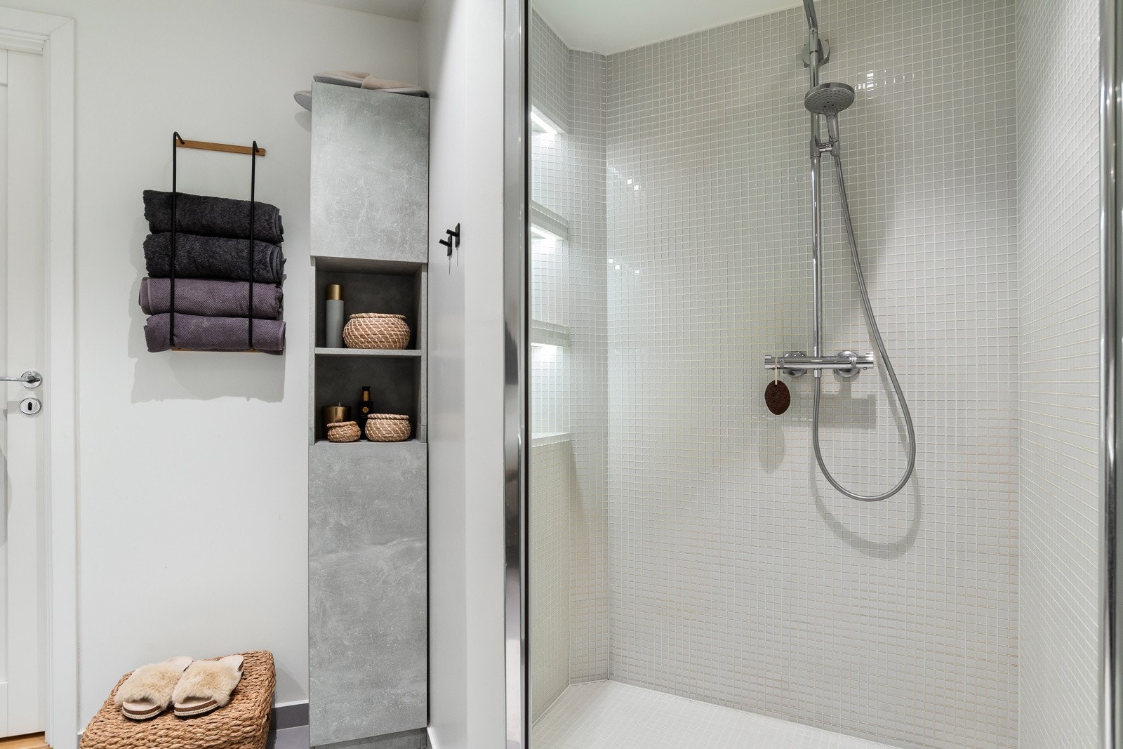 Deilig regnfallsdusj i egen nisje. Galleribilde