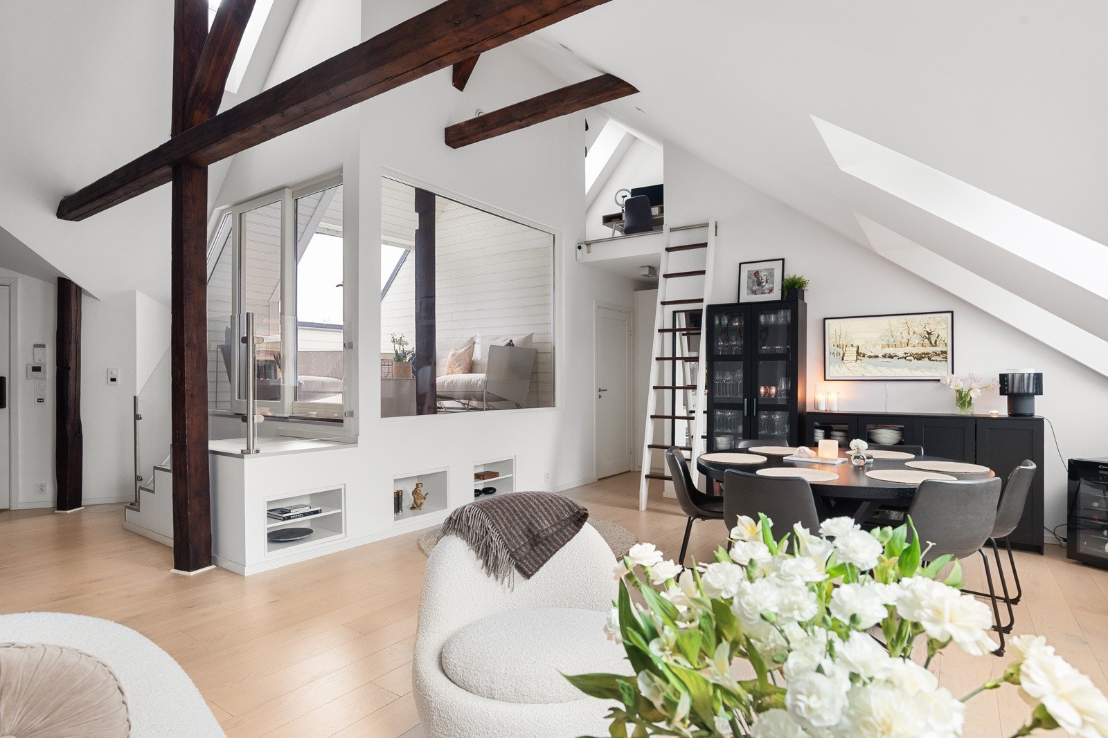 Smarte løsninger med to hemser, innfelte hyller og en flott takaltan. Galleribilde