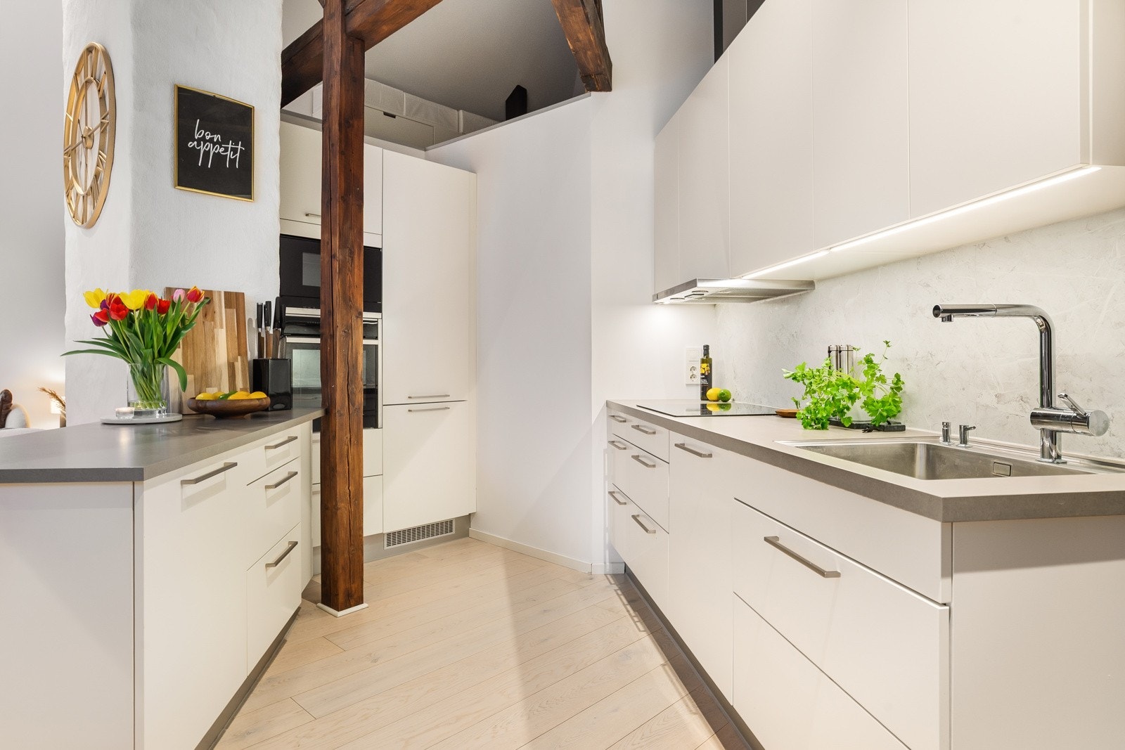 Innredningen fra HTH (2016) er moderne og stilren med hvite, glatte fronter og integrerte hvitevarer. Galleribilde