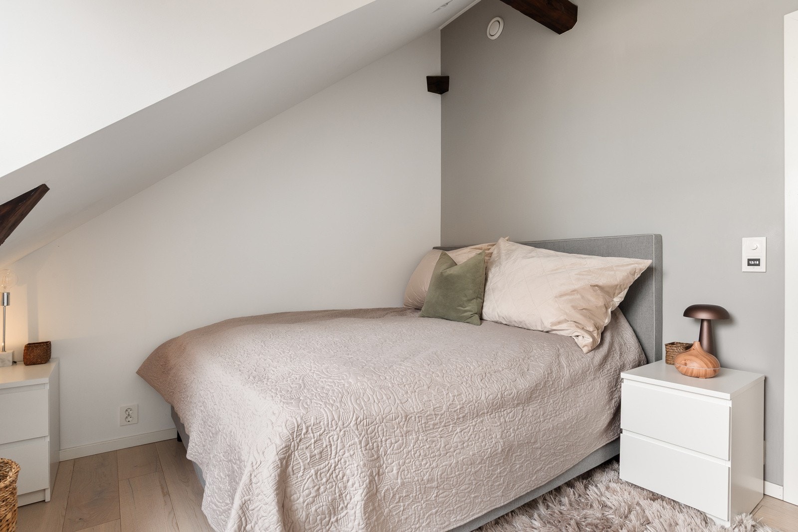 Soverom. Lyse overflater og 1-stavs parkettgulv med behagelig varme under. Galleribilde