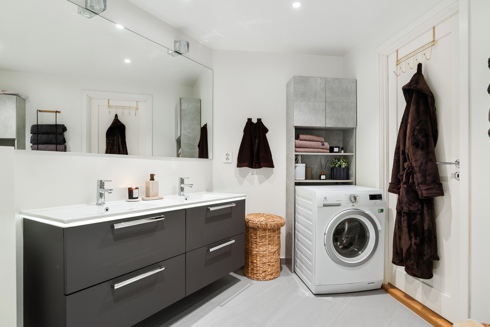 Her er det flislagt gulv med behagelig varme under. Opplegg for vaskemaskin. Galleribilde