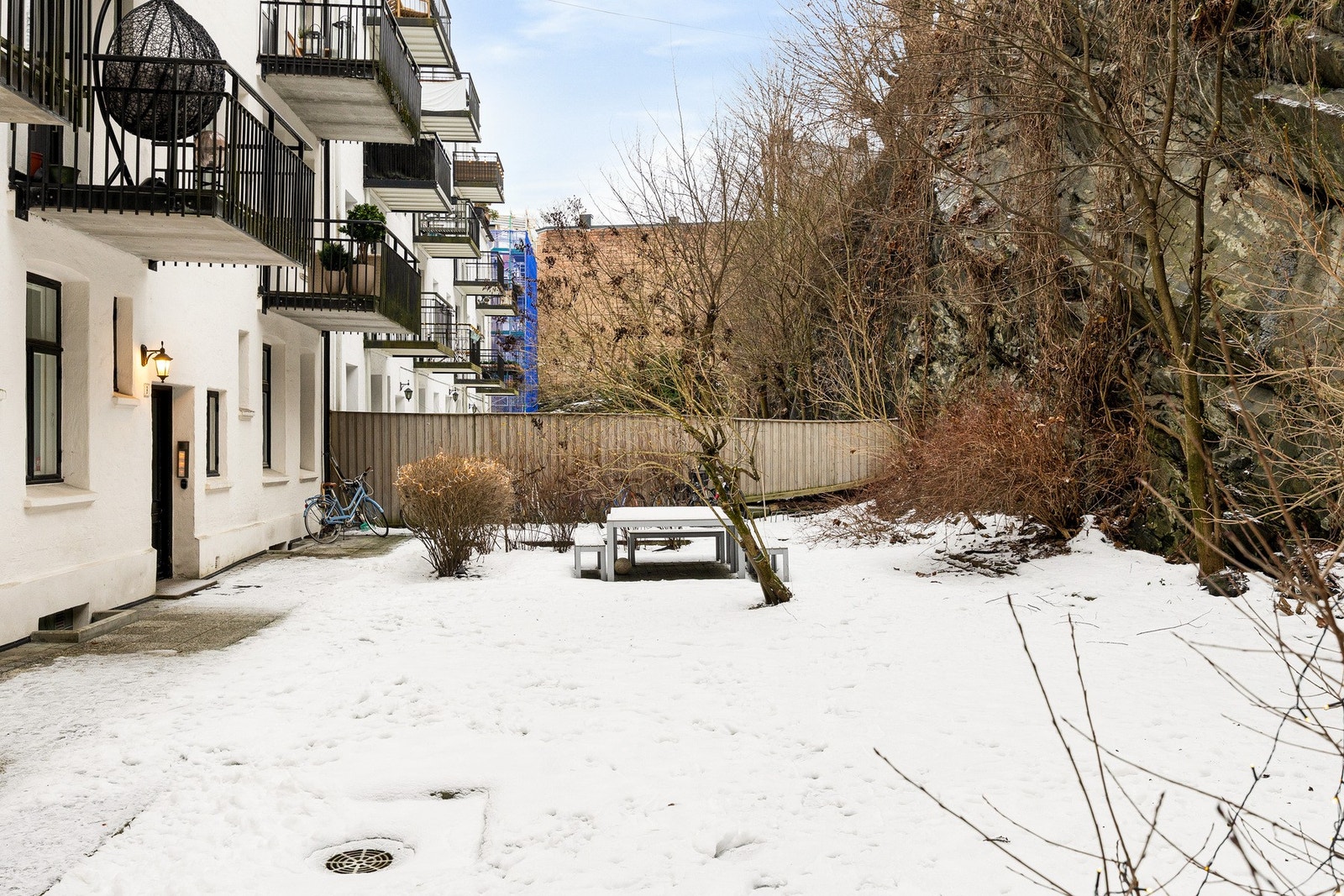 Pent opparbeidet og skjermet gårdsrom med sittegrupper og sykkelparkering. Galleribilde