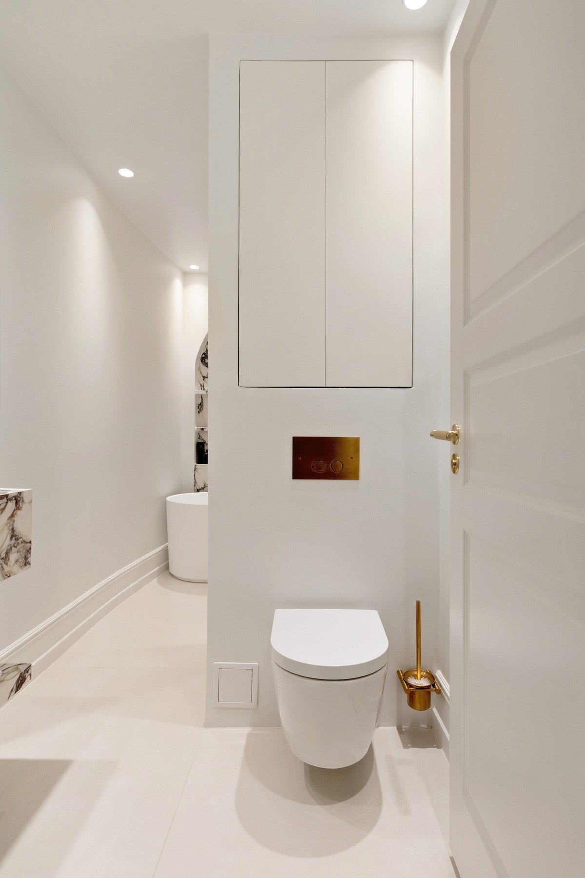 Stilrent og påkostet bad med downlights i himling og varme i gulv. Galleribilde