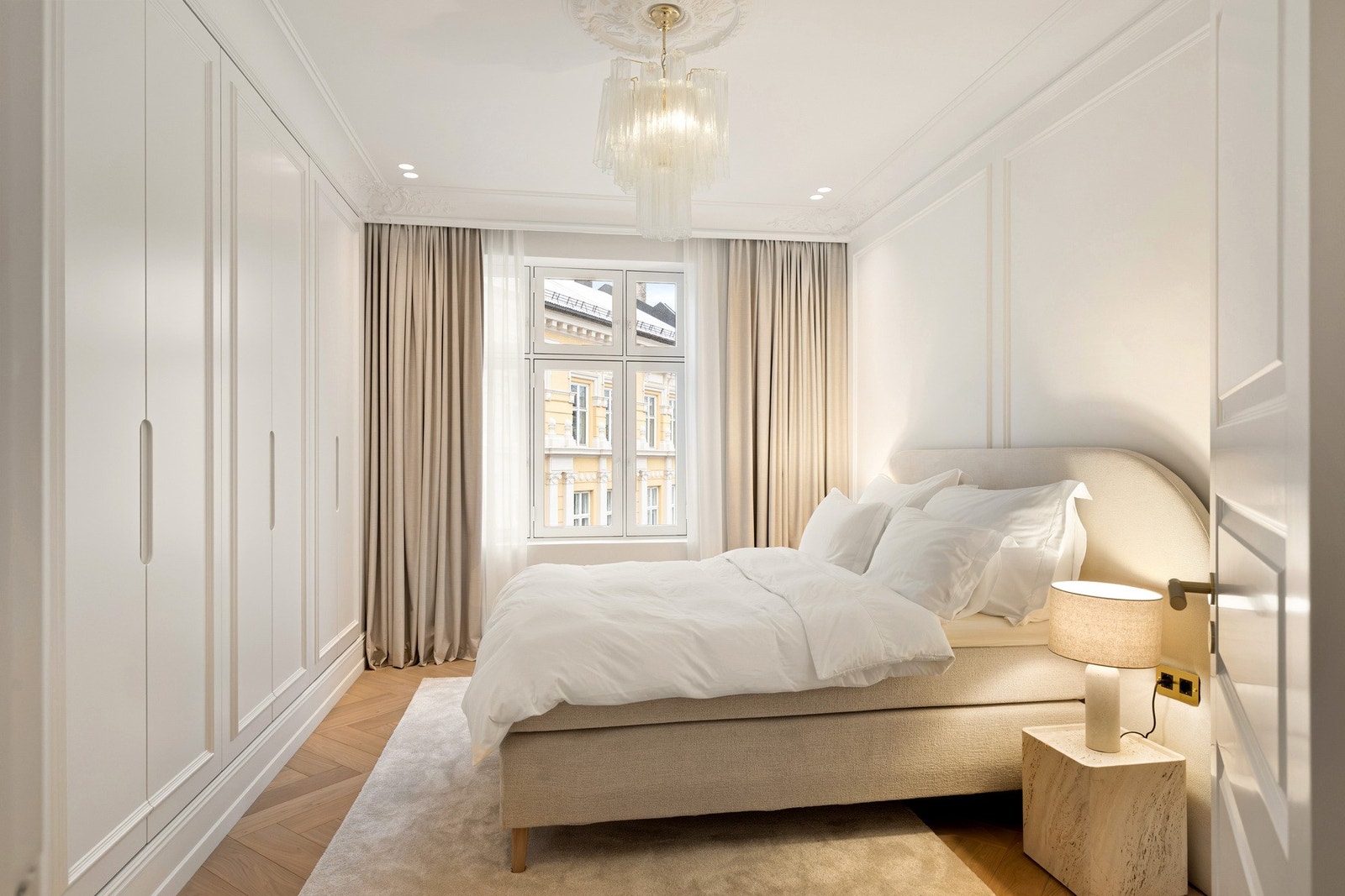 Lyst og delikat soverom. Sengegavl med innebygd stikkontakt. Lystette gardiner. Galleribilde