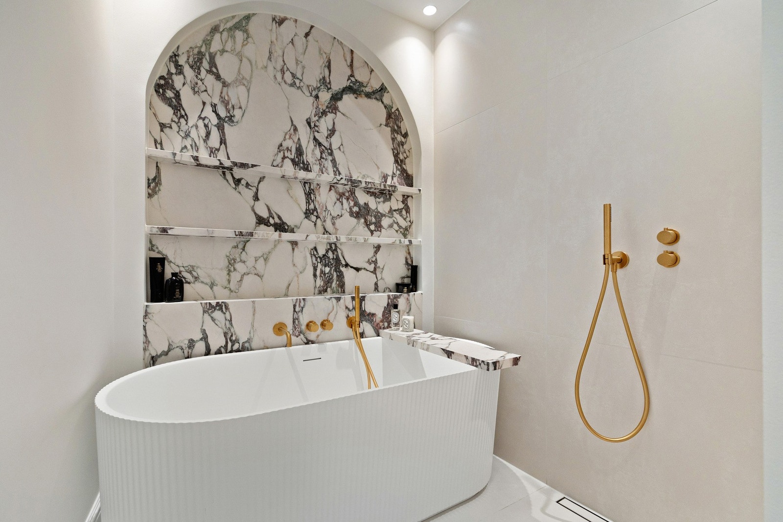 Elegant buet nisje med integrerte hyller. Galleribilde