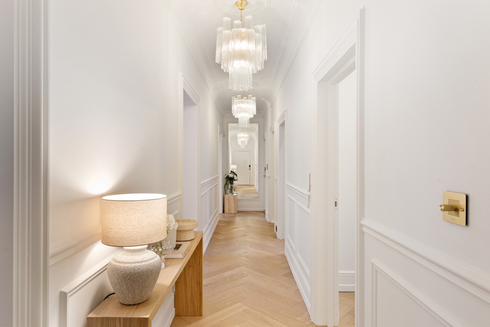 Svært innbydende entré med god plass til oppbevaring av yttertøy og sko. Galleribilde