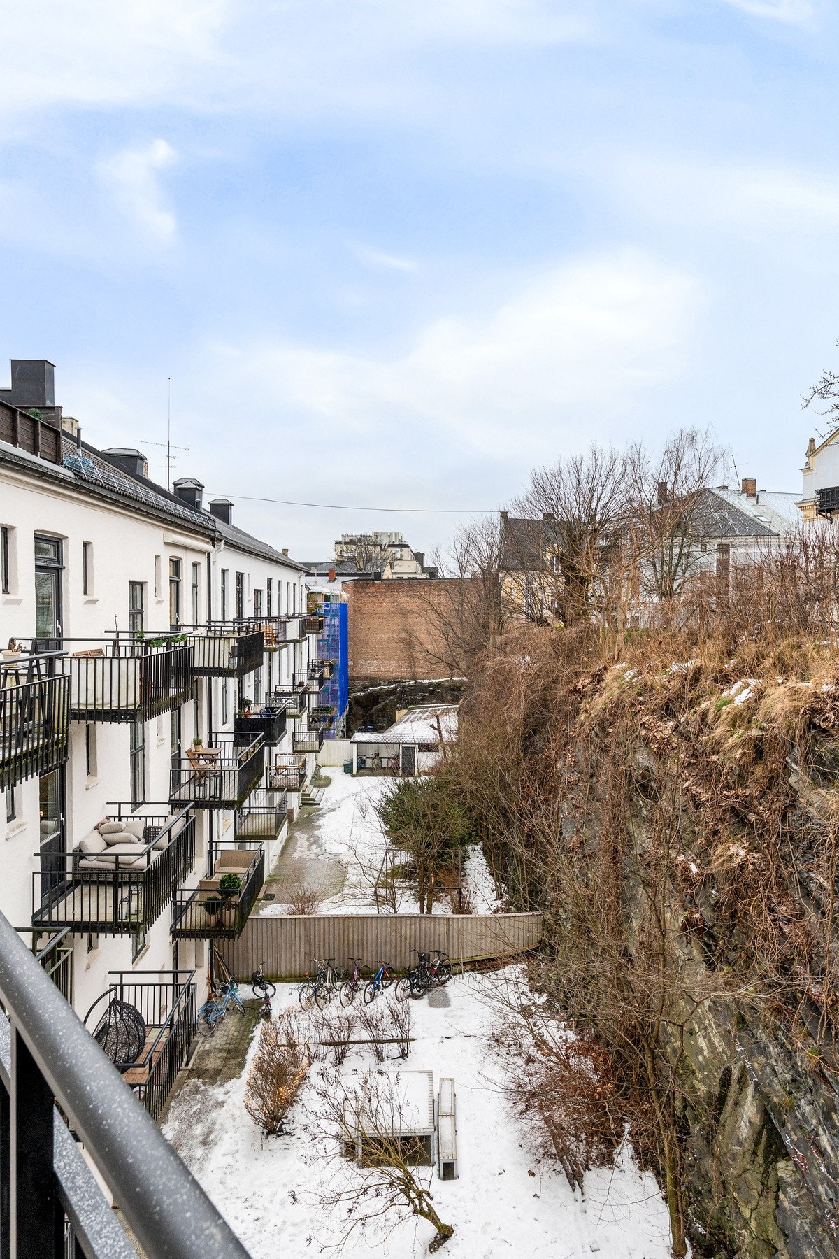 Høyt og fritt mot rolig bakgård. Galleribilde