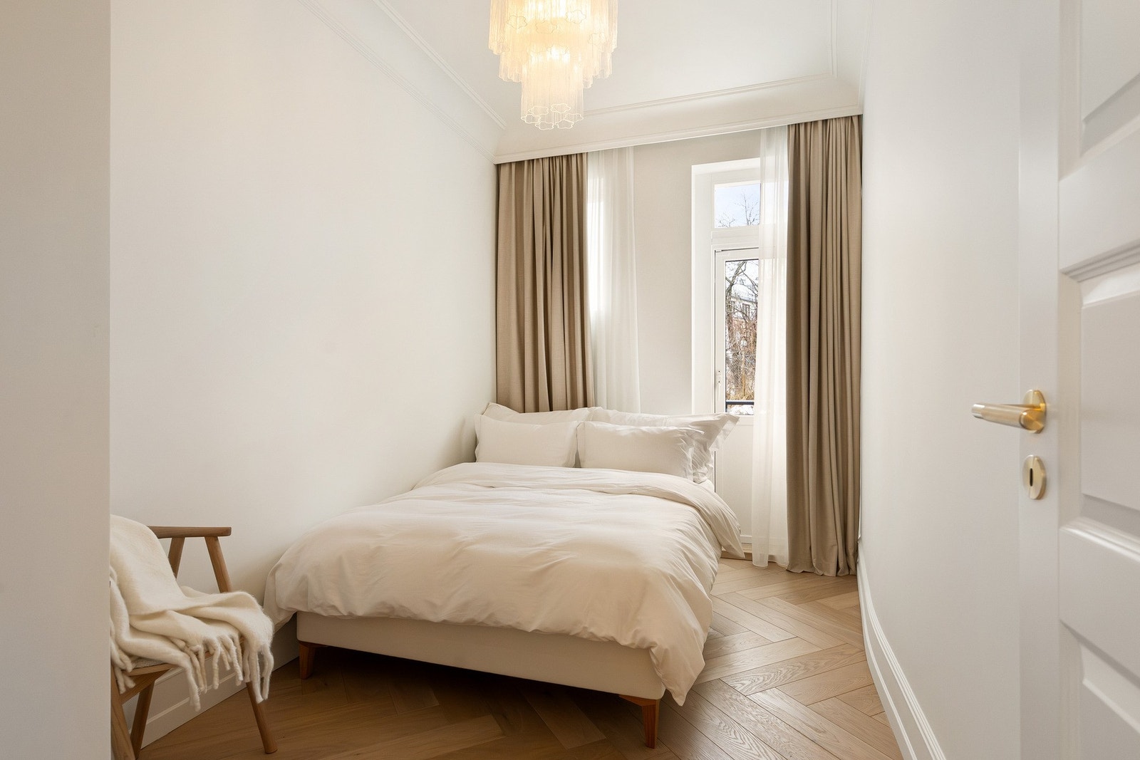 Soverom 2 er av god størrelse og har utgang til flott balkong. Galleribilde