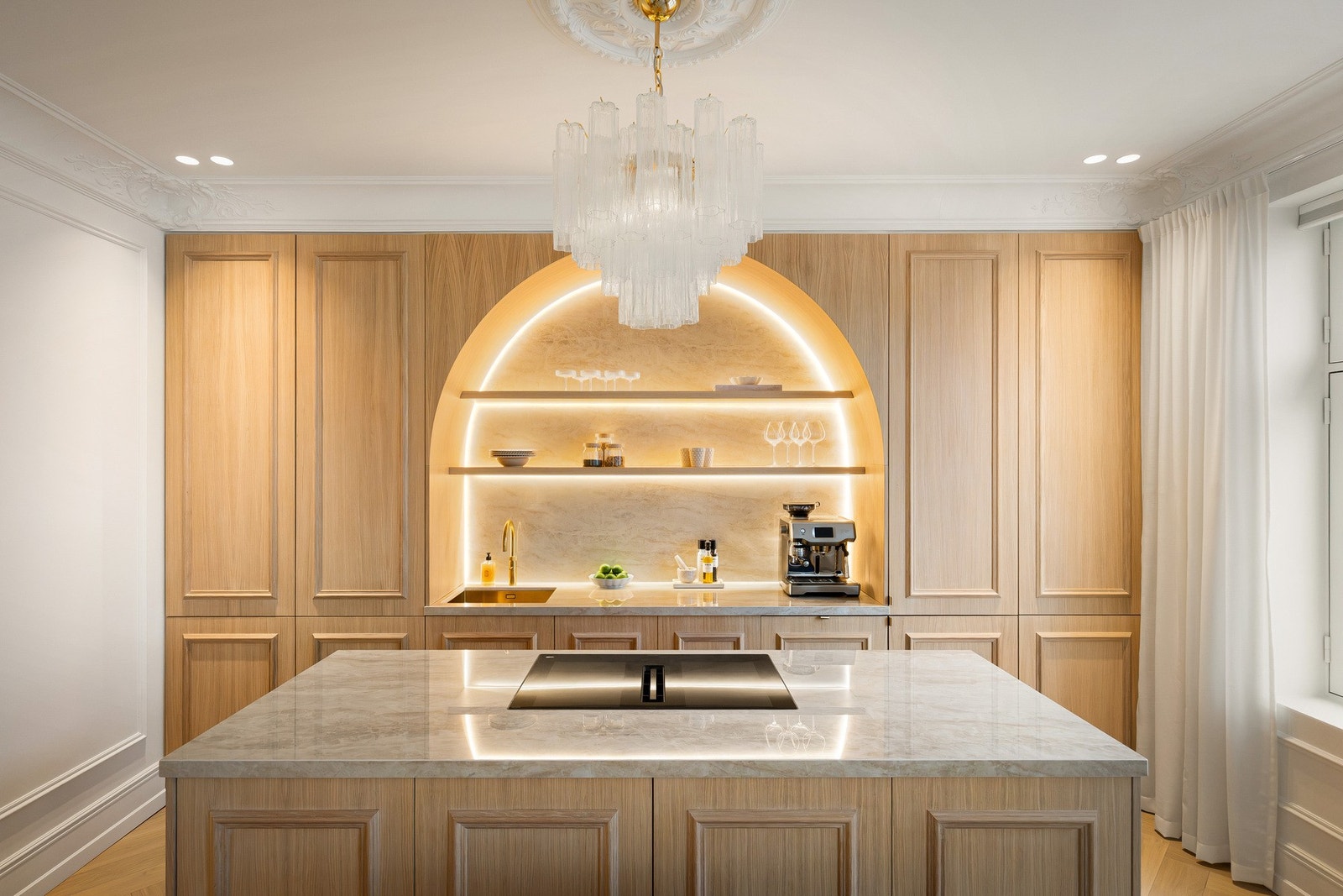 Stor kjøkkenøy. Integrerte hvitevarer: vinskap, stekeovn, platetopp med integrert ventilator, oppvaskmaskin, kjøleskap og fryser. Galleribilde