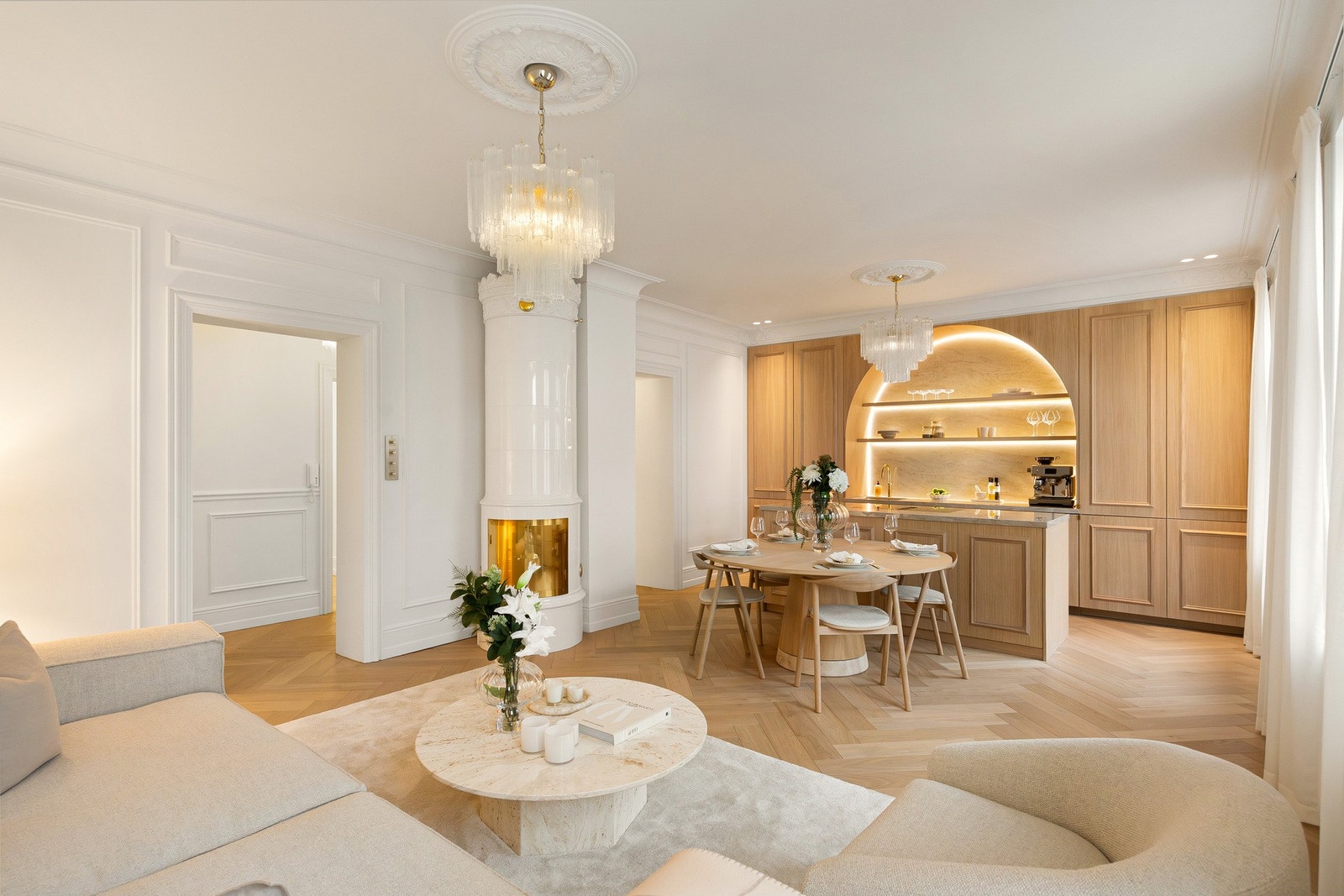 Svært romslig og luftig stue med plass til stor sofagruppe og tilhørende møblement. Galleribilde