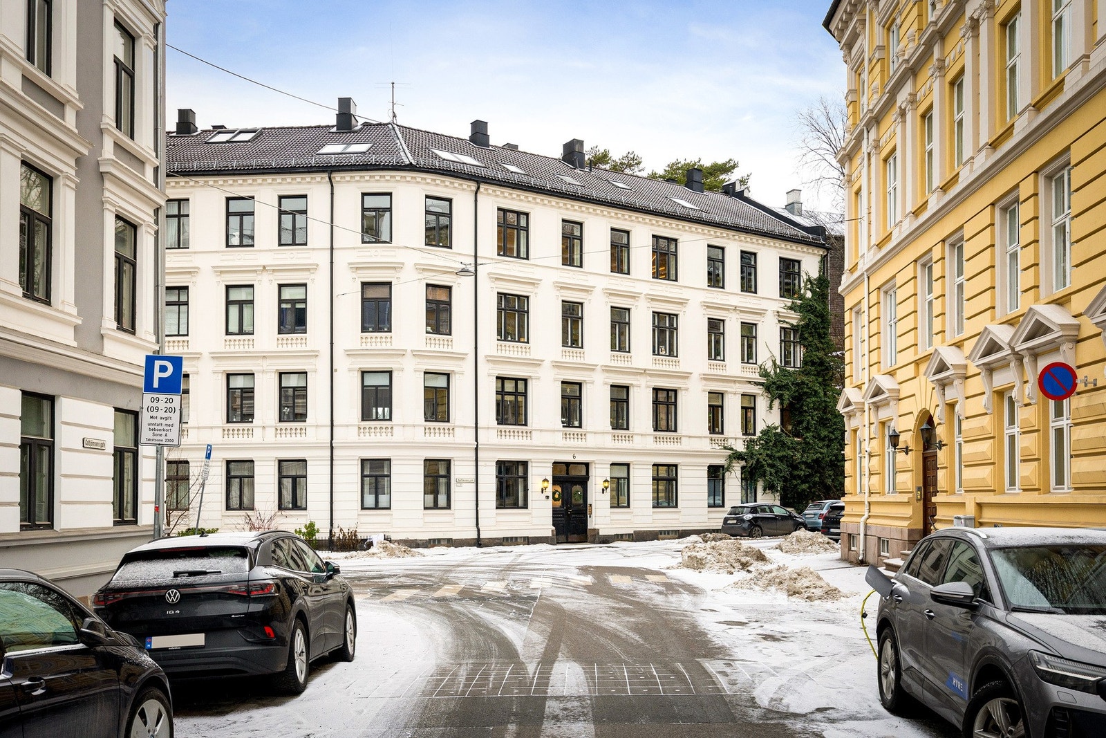 Nydelig beliggenhet i gaten, innerst, åpen og fritt i 4. etasje. Galleribilde