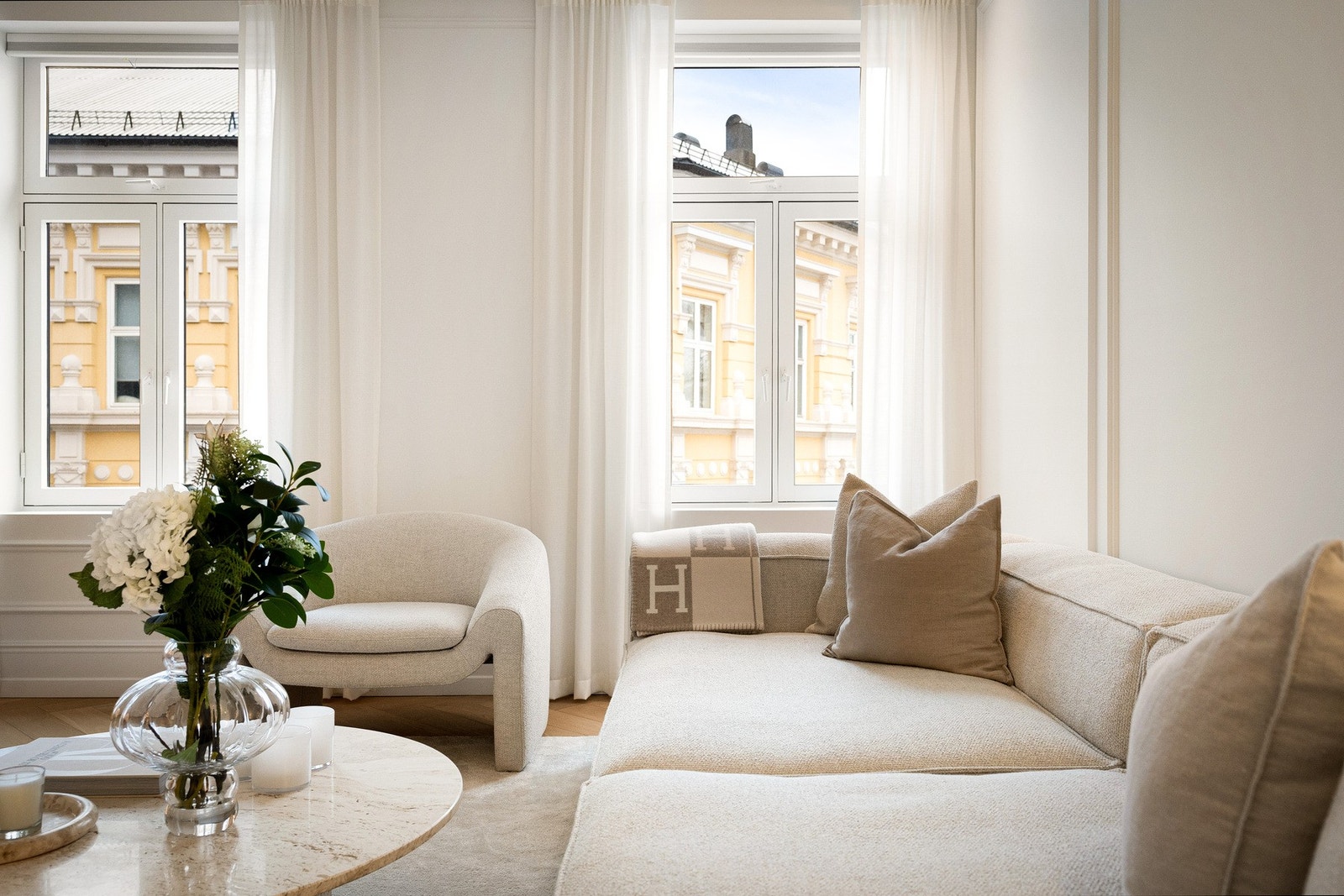 Lystette plisségardiner med fjernkontroll. Galleribilde