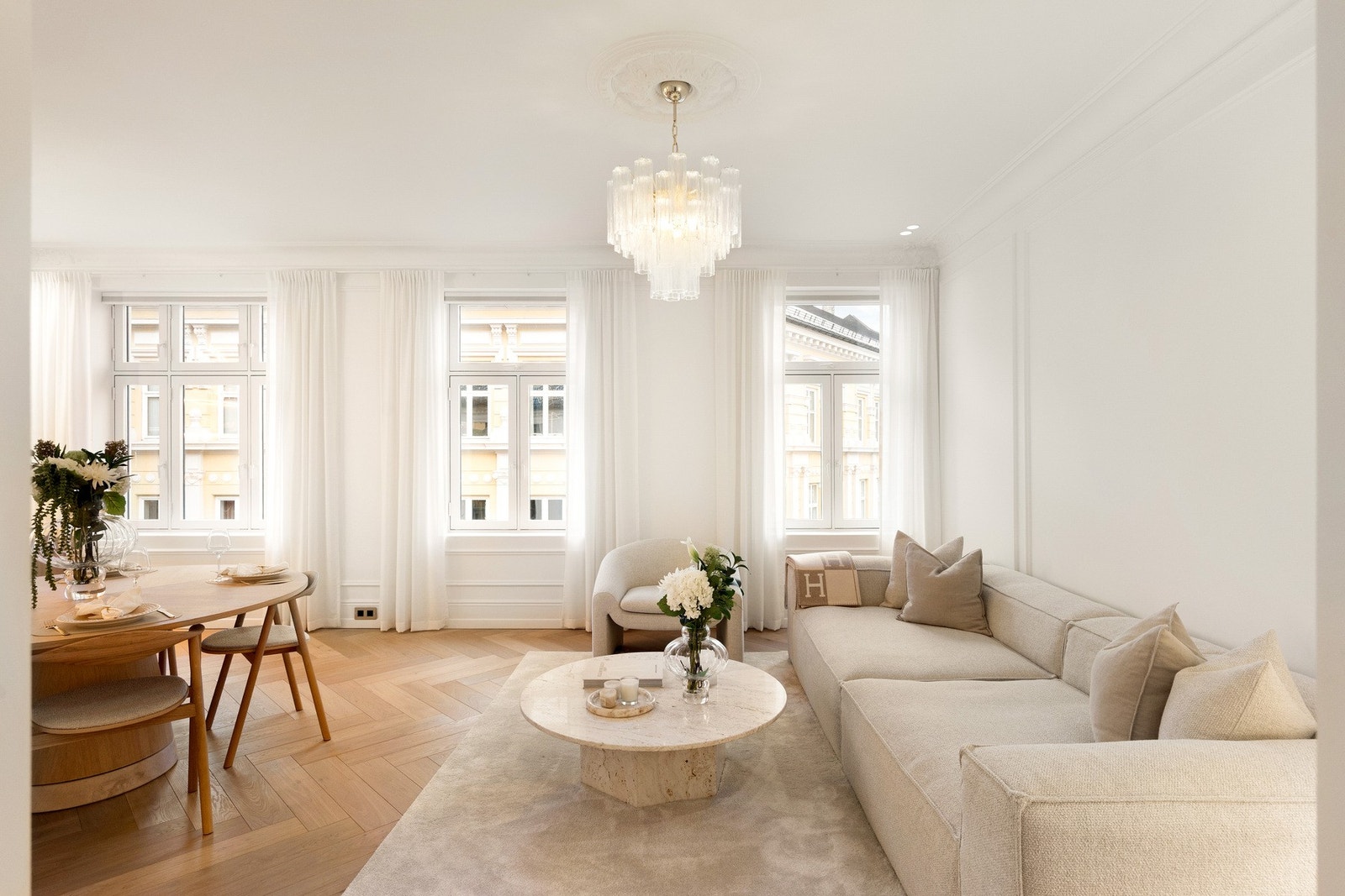 Store vindusflater sørger for godt med lysinnslipp og en luftig romfølelse. Galleribilde