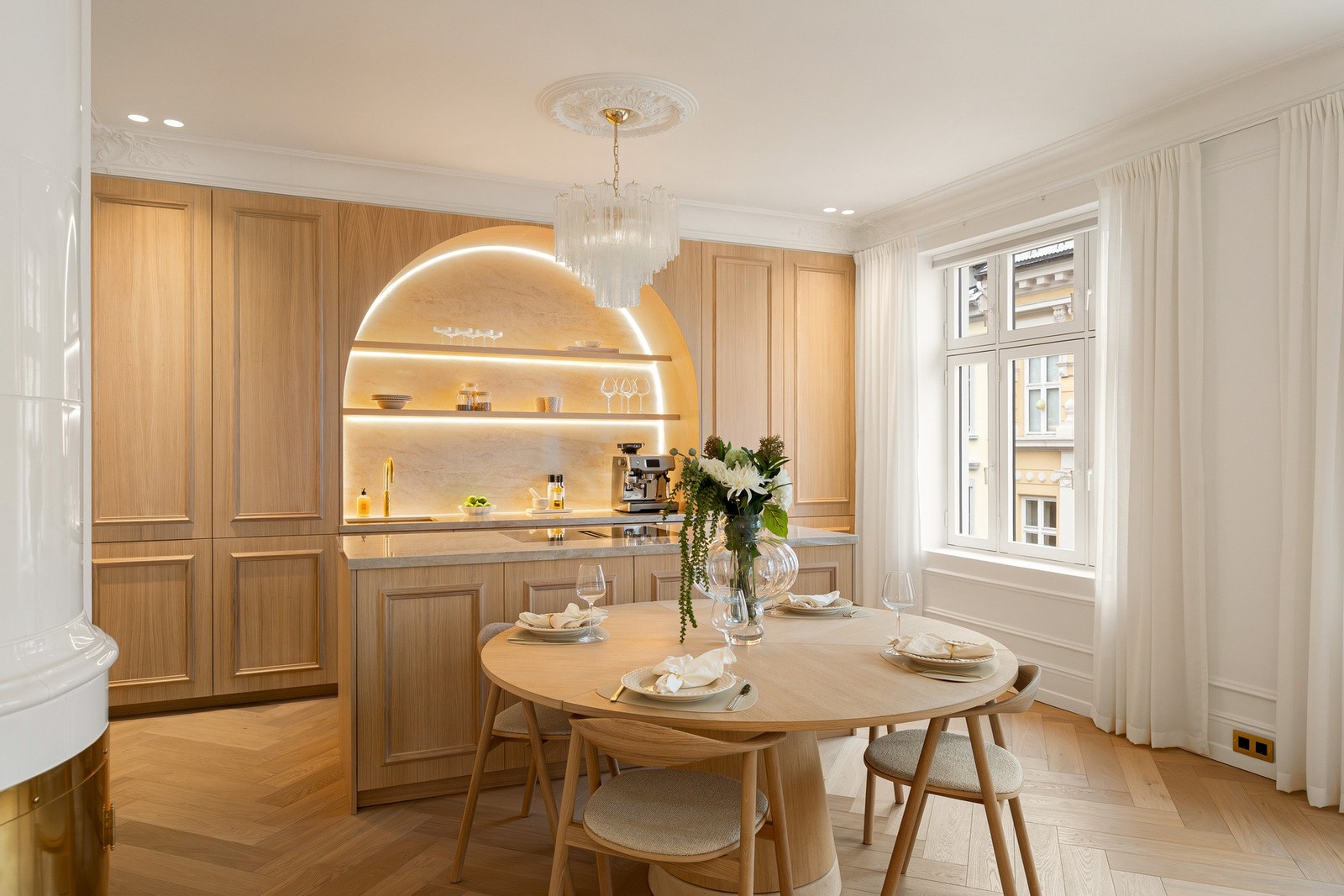 Lekkert, snekkerbygget kjøkken med fronter i eikefinér. Galleribilde