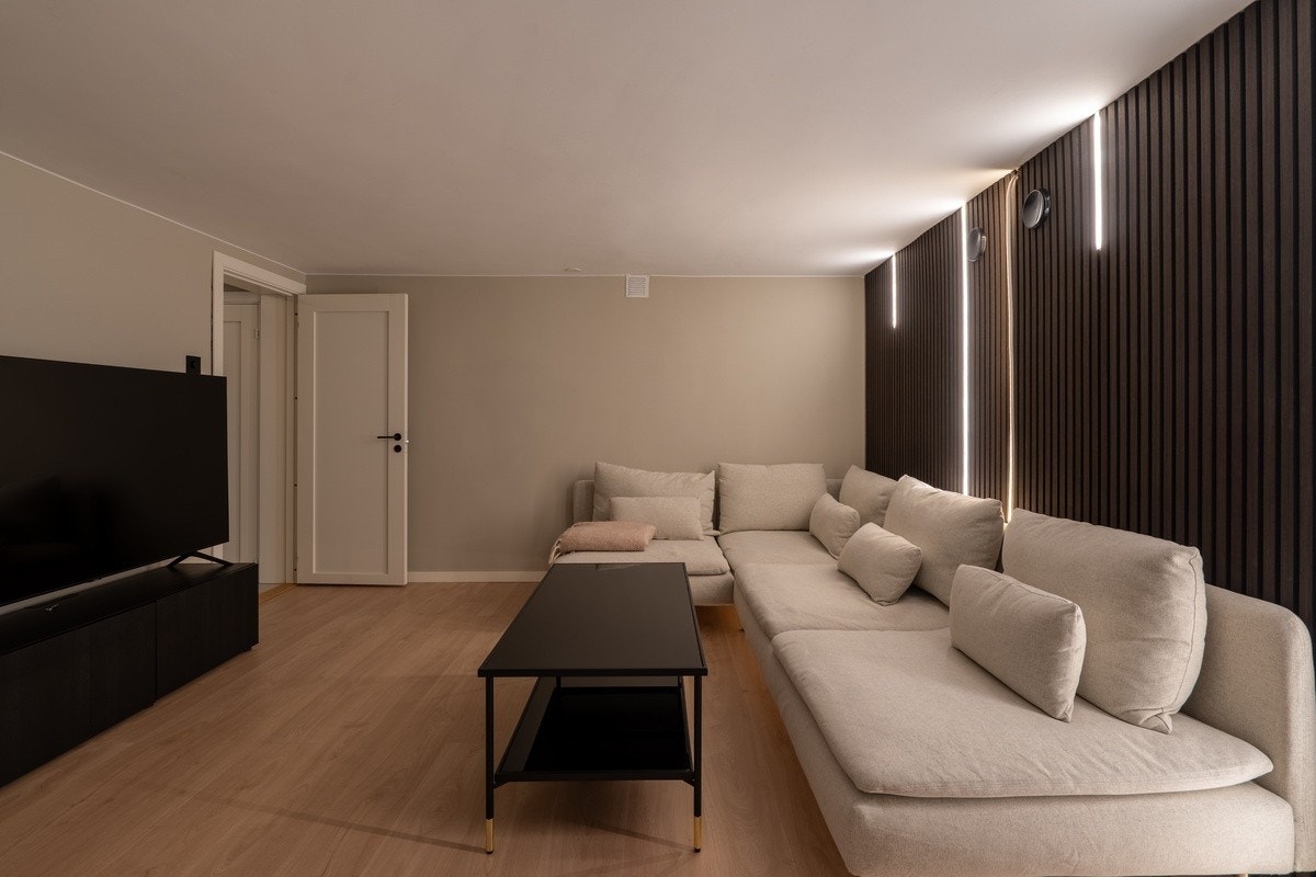 Stor TV-stue med 65 tommer TV Galleribilde