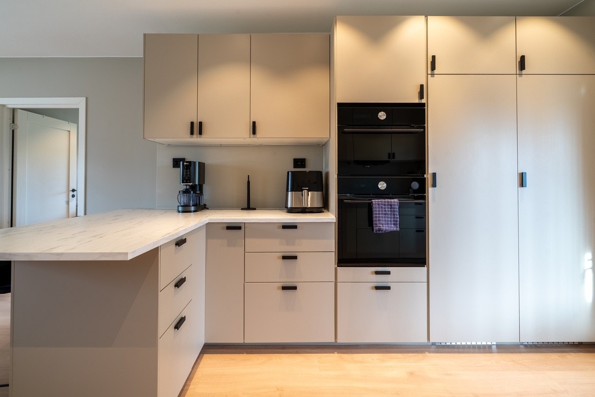 Kjøkkenet har både ovn og kombiovn, samt doble kjøleskap Galleribilde