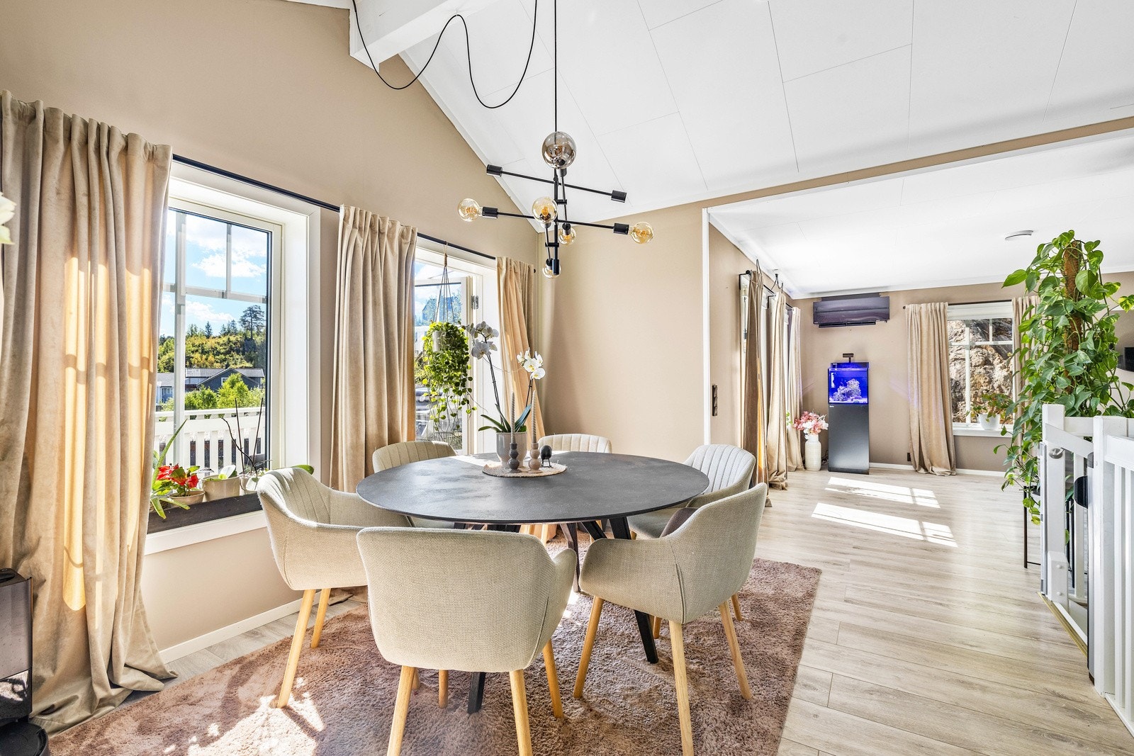 Hyggelig krok md plass til spisebordet. Her er takhøyde hele 3,35 meter i spissen i mønet. Galleribilde