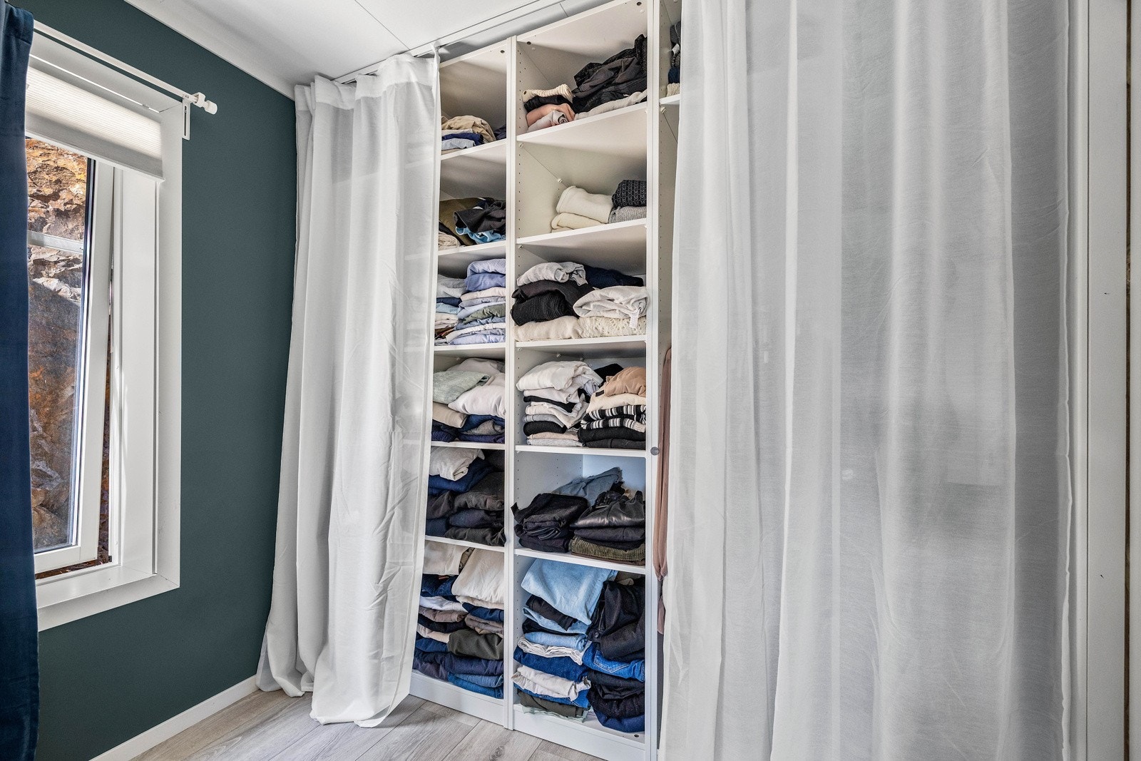 Soverommet i hybelen er i dag innredet som walk-in closet og ligger innenfor stuen. Galleribilde