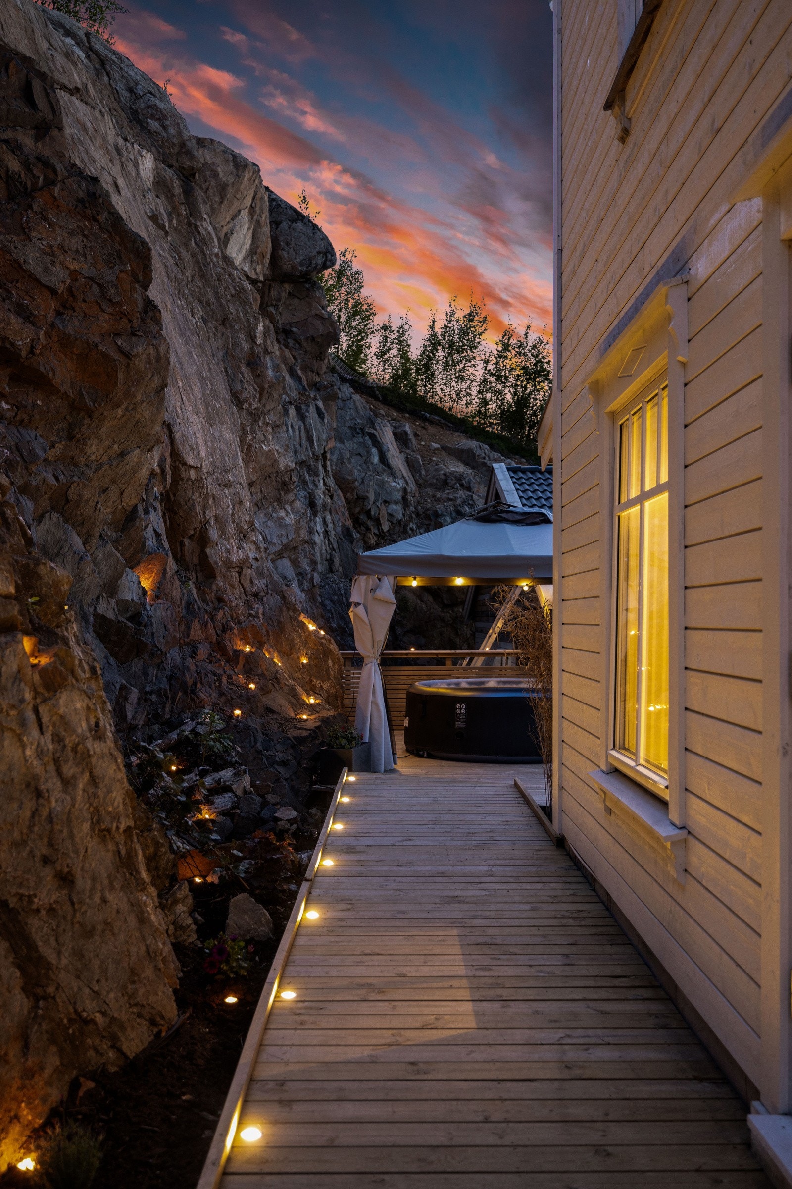 Den fine belysningen kommer frem når kvelden og mørket kommer. Galleribilde