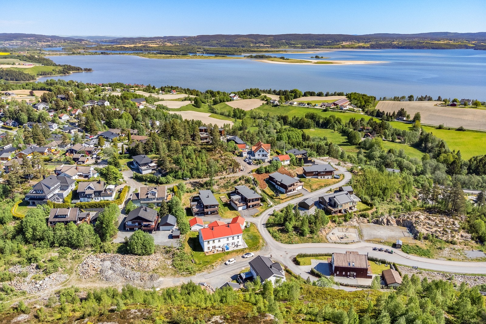Familieboligen ligger på et nyere og populært felt i Nordby. Her bor du i naturskjønne og rolig omgivelser, med trygge oppvekstsvilkår for de yngste. Galleribilde