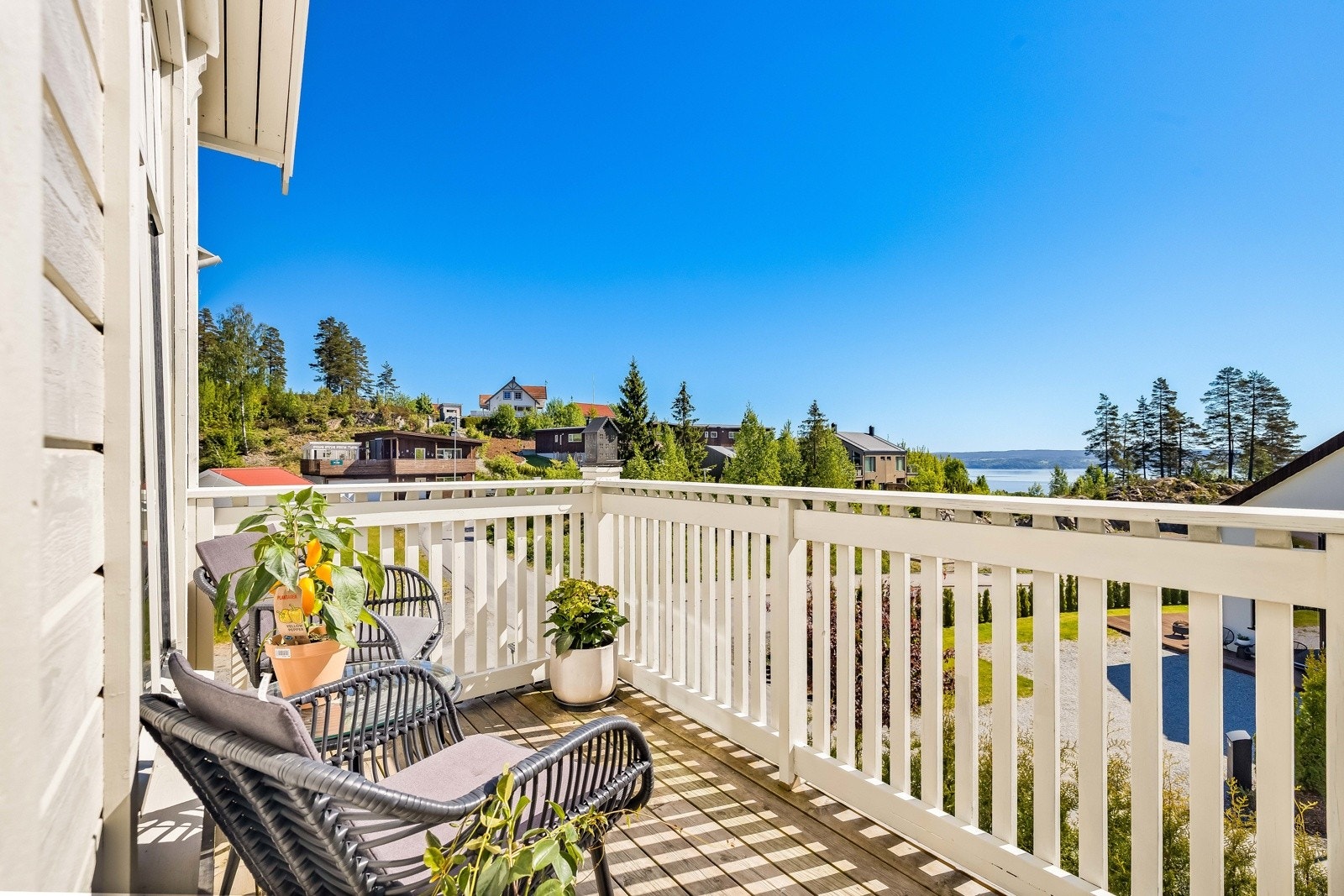 Fra balkongen er det utsikt over nabolaget og helt ned til Øyeren. Galleribilde