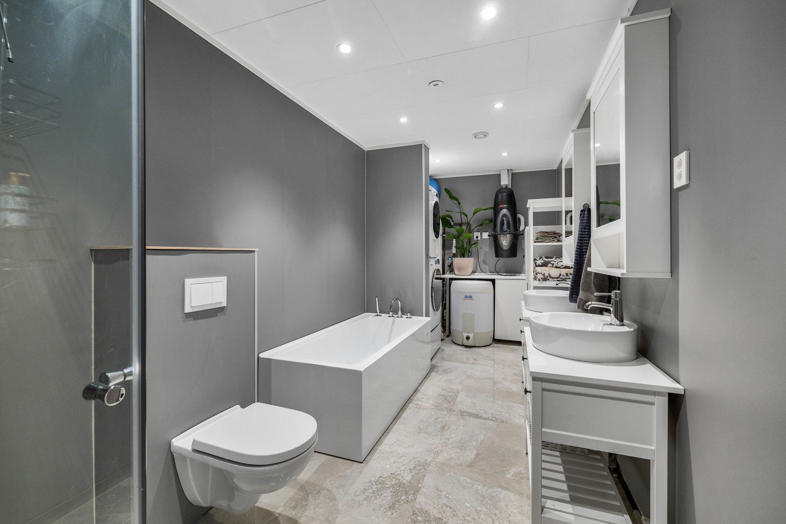 Stort bad og vaskerom fra 2020, innredet med doble servanter, og både dusjhjørne og badekar. Galleribilde