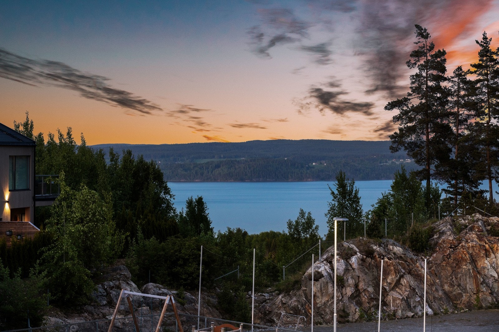 Eiendommen ligger høyt og fint i terrenget og har utsikt ned mot Øyeren. Galleribilde