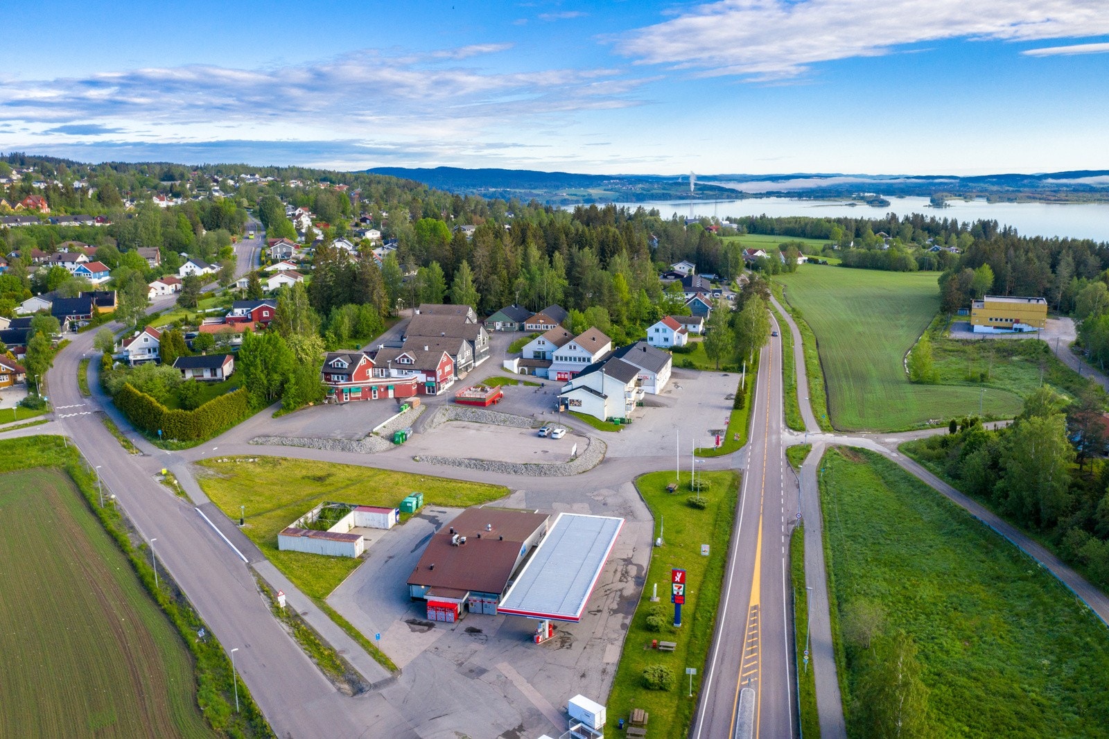 Det er ca. 5 km til butikker og noe servicetilbud på Flateby. Galleribilde