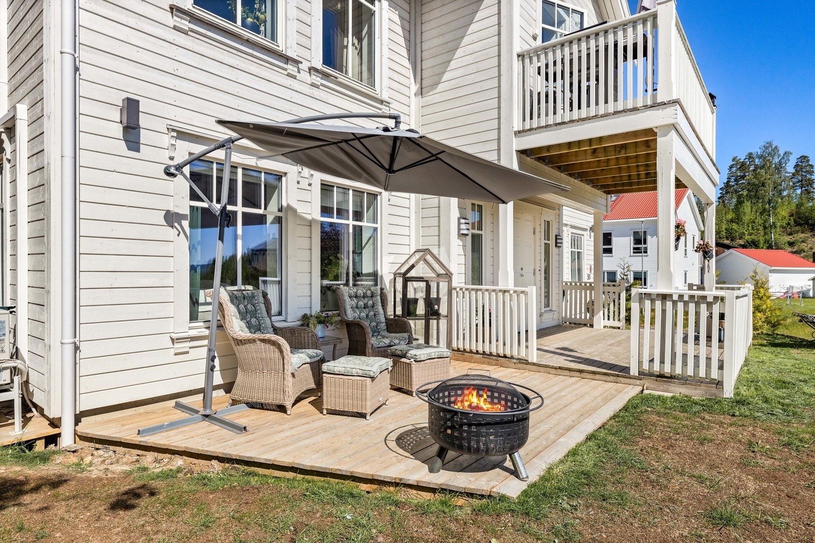 Her er det masse plass for ulike sosiale soner med spiseplass, loungeområde og solsenger for de fineste dagene. Galleribilde