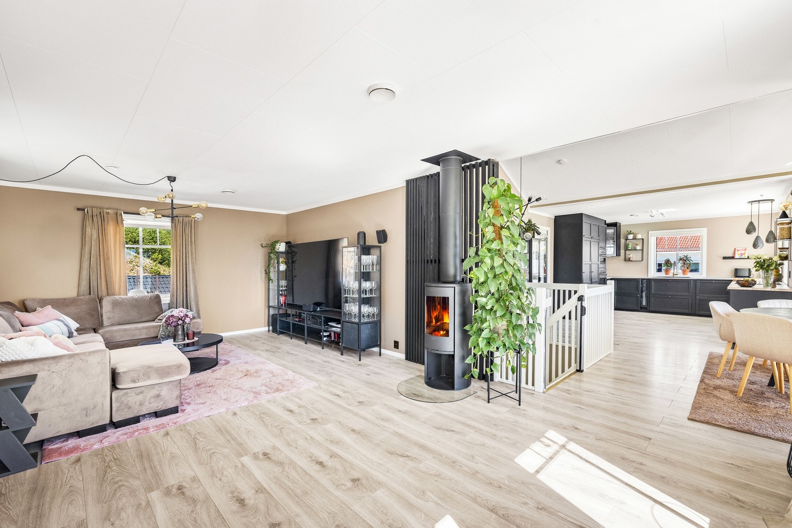 I boligens 2. etasje ligger et stort, lyst og luftig allrom. Galleribilde