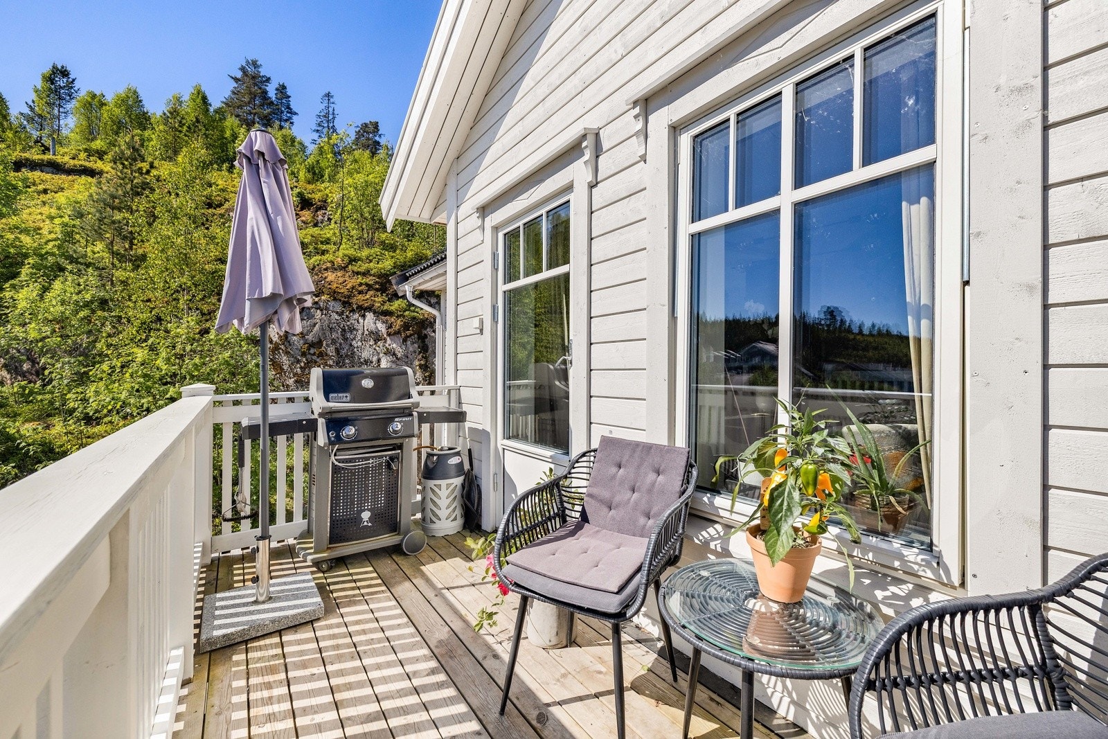 Fra stue og spisestue er det utgang til solrik balkong på ca. 8 kvm. Galleribilde