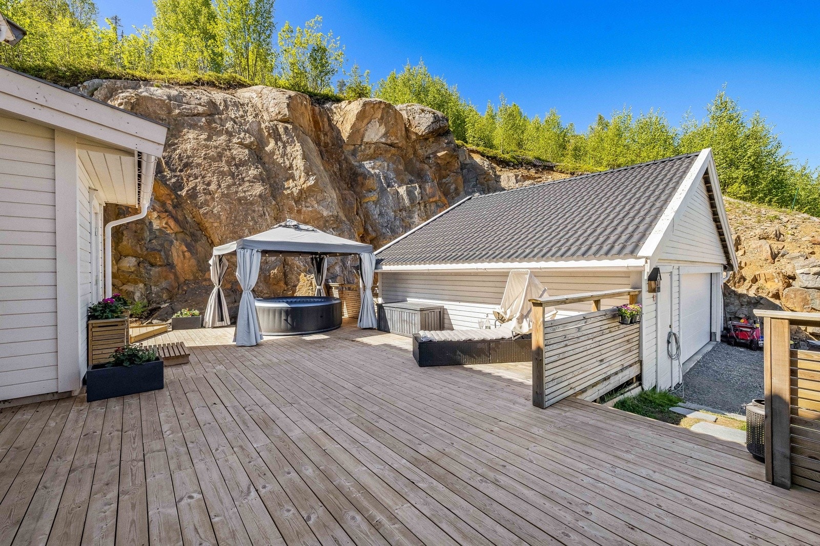 De store terrasseområdene måler til sammen 122 kvm på bakkeplan. Galleribilde