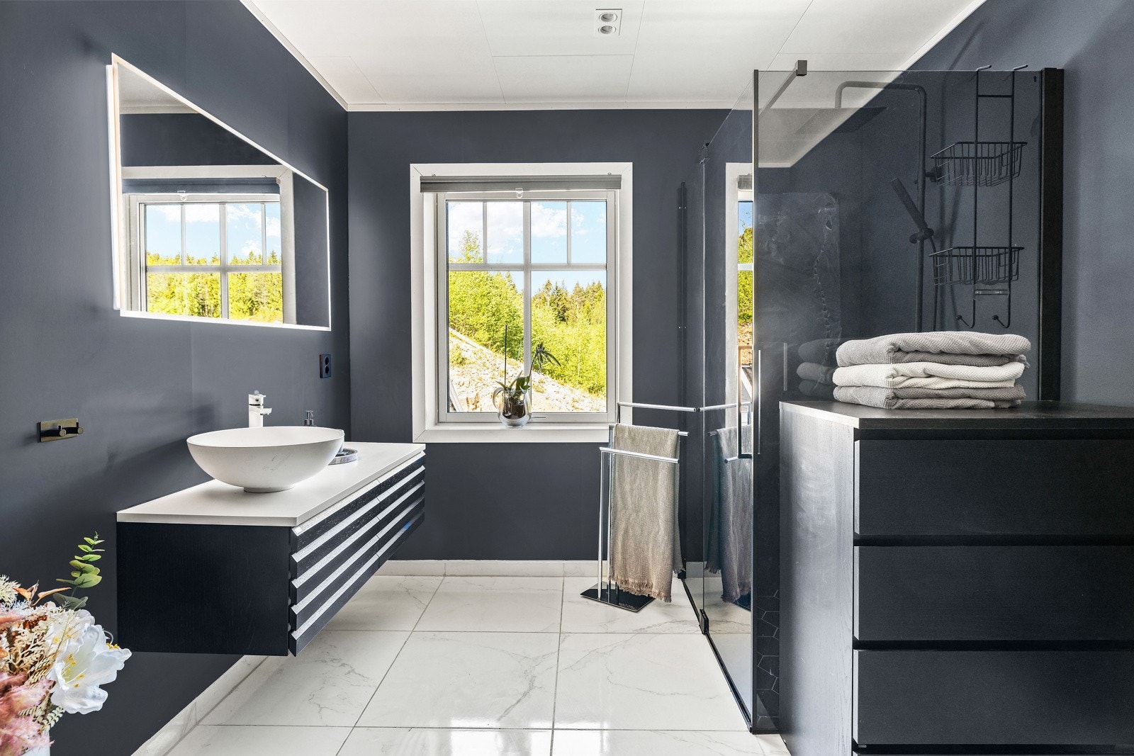 Stilrent baderom med lekker innrending og stor dusjsone. Galleribilde