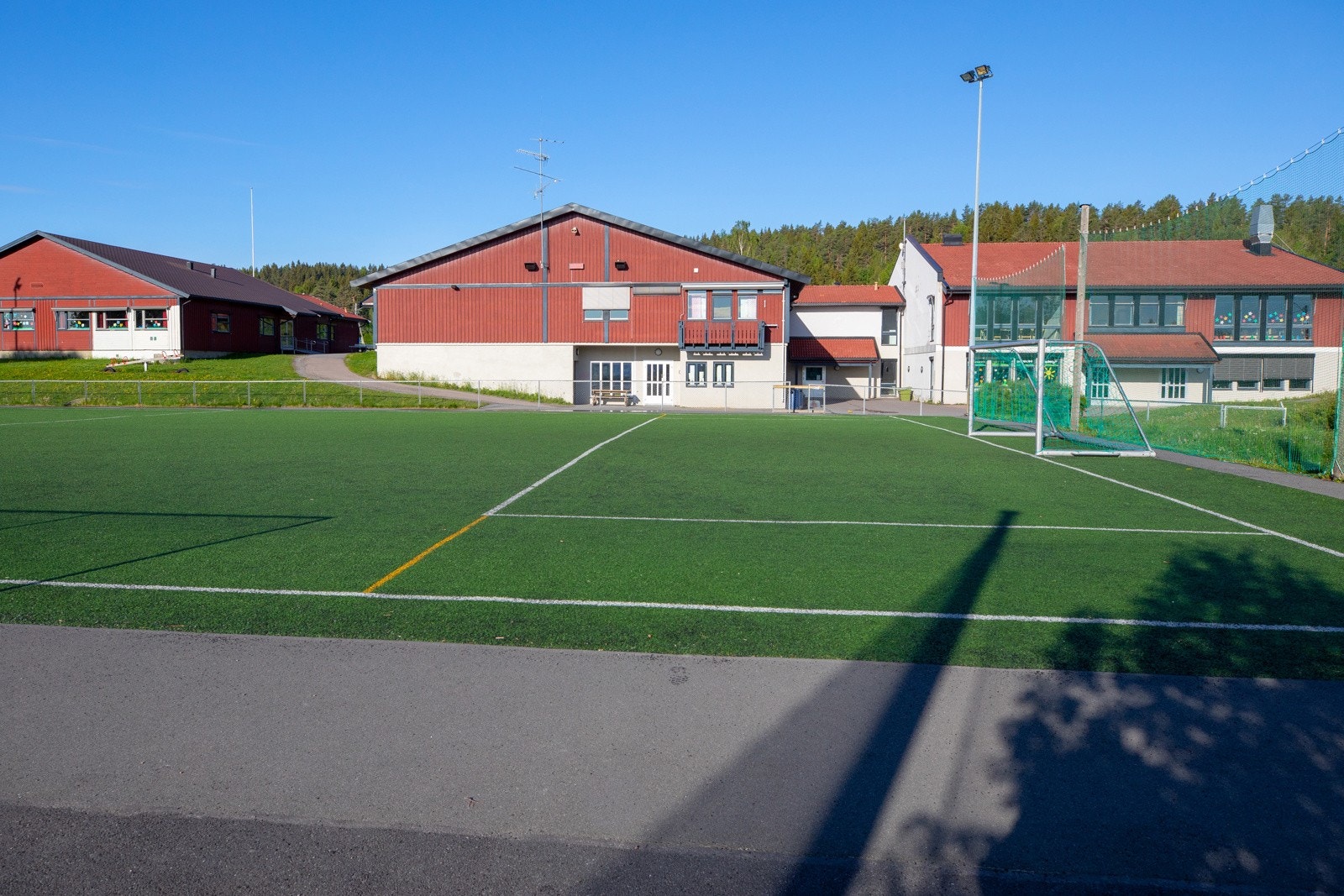 Nordby skole med SFO-ordning ligger inne kort avstand fra boligen. Nærmeste banrehage er Tomter FUS barnehage. Galleribilde