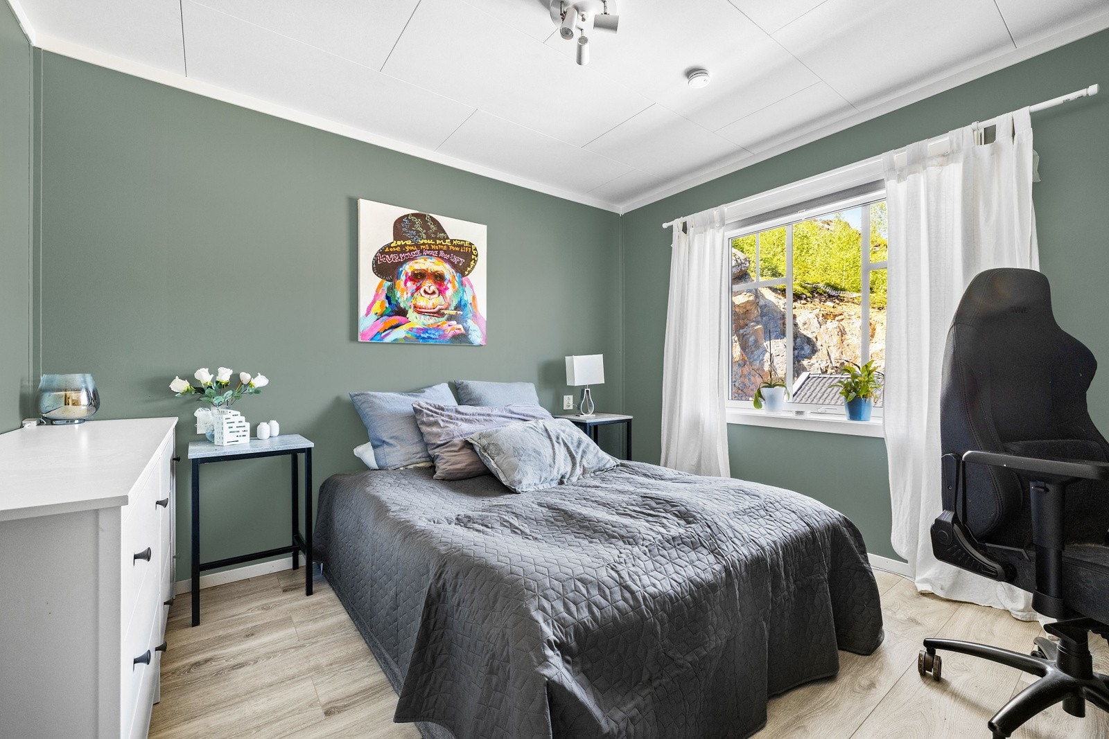 Soverom i 2. etasje med tilknyttet bod og tilgang til bad. Galleribilde