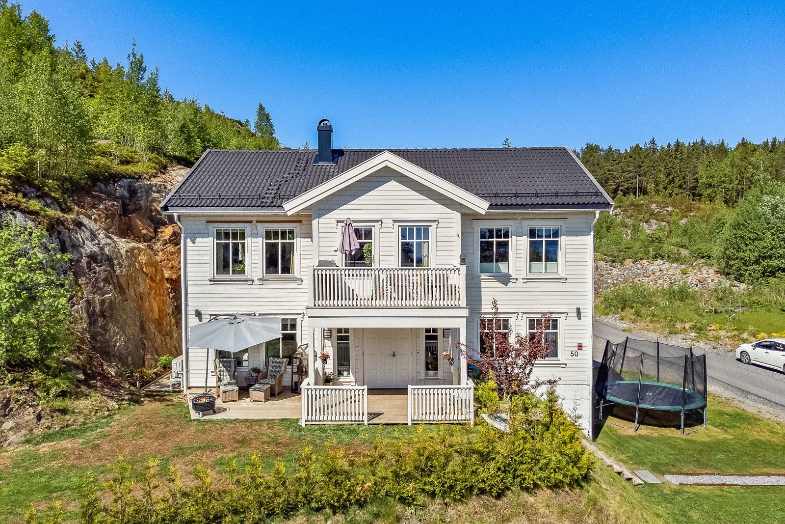 Tomten er pent opparbeidet med arealer for lek og rekreasjon, med hage og solrikte terrasser på hele 122 kvm. Galleribilde