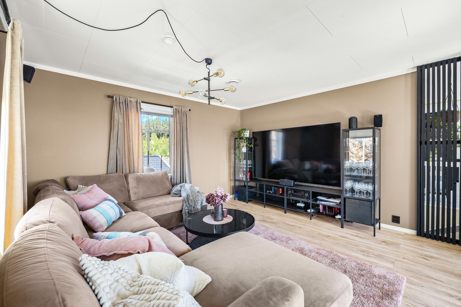 Rommet har naturlig inndeling med plass til flere soner. Galleribilde