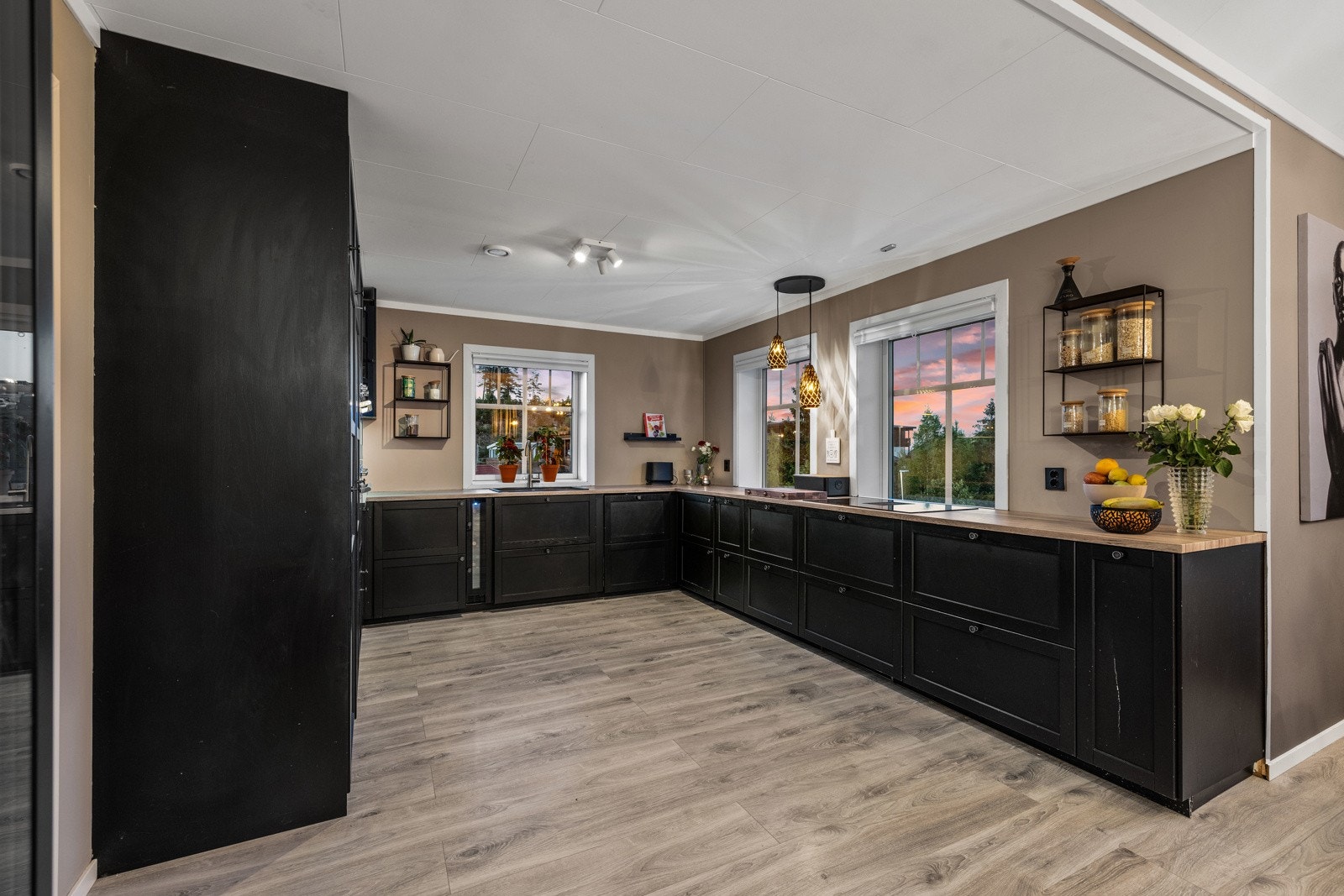 Et stort kjøkken med plass til hele familien. Galleribilde