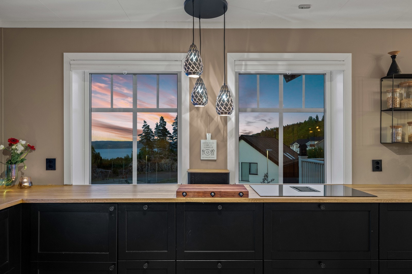 Godt lysinnslipp på dagtid, og fine utsikt fra vinduene over benken. Galleribilde