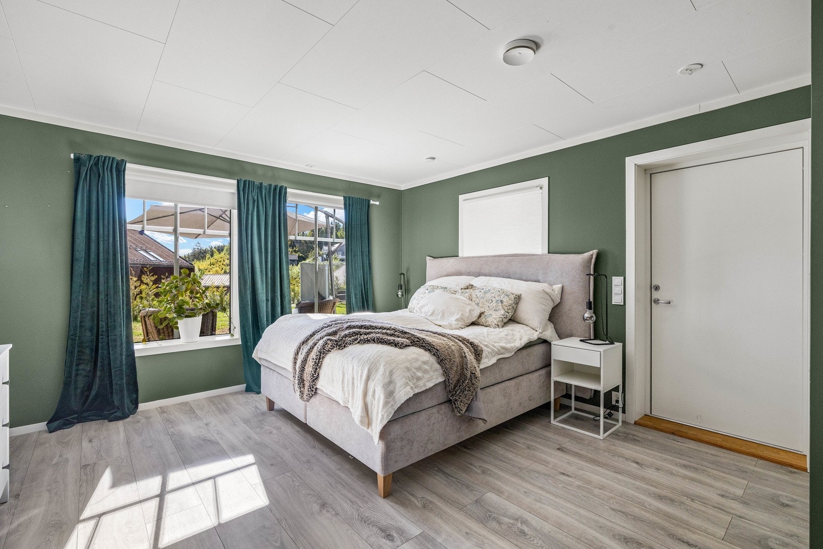 I deler av 1.etg er det klargjort til hybel med stue, soverom og bad. Stuen i hybelen blir i dag benyttet som hovedsoverom. Galleribilde