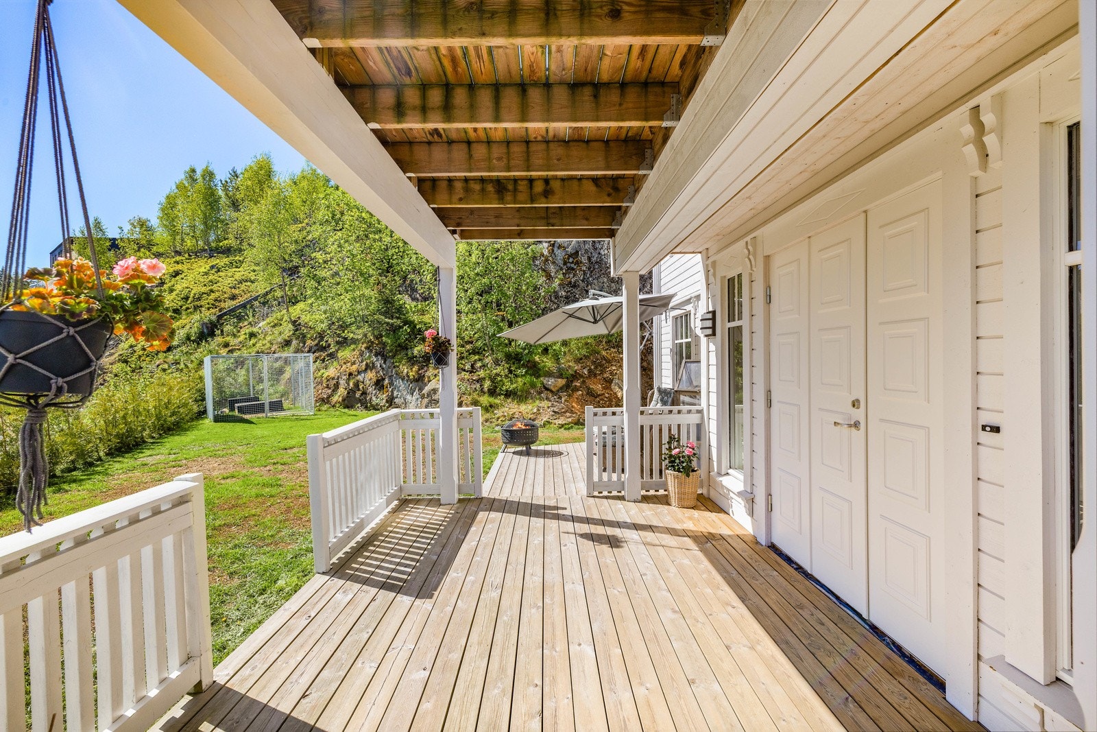 Inngangpartiet er overbygd og det er lekker tofløyet dør inn til hallen. Galleribilde