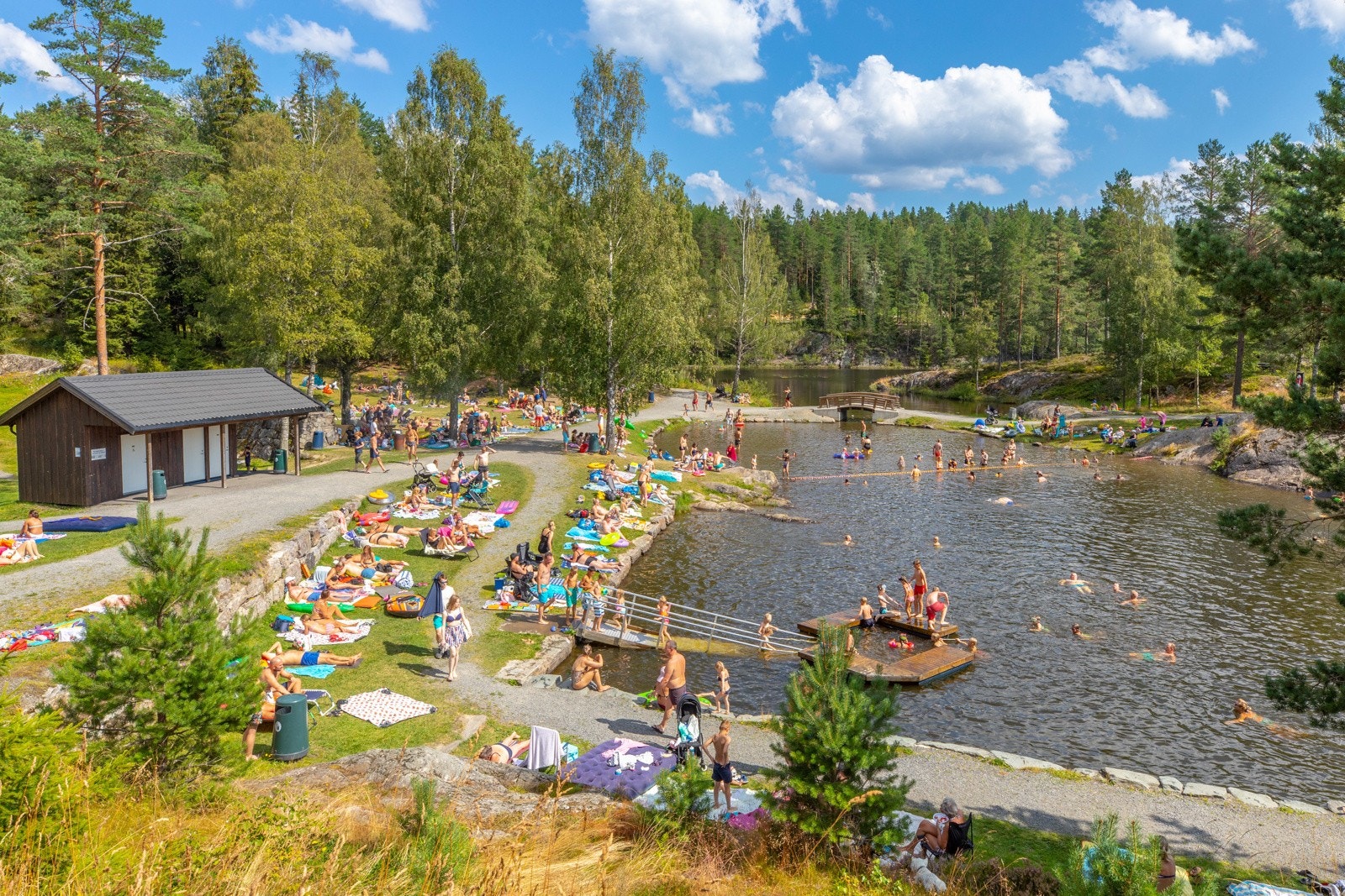 Rett oppe i nabolaget er det gangvei som tar deg til populære Myrdammen badeplass. Galleribilde