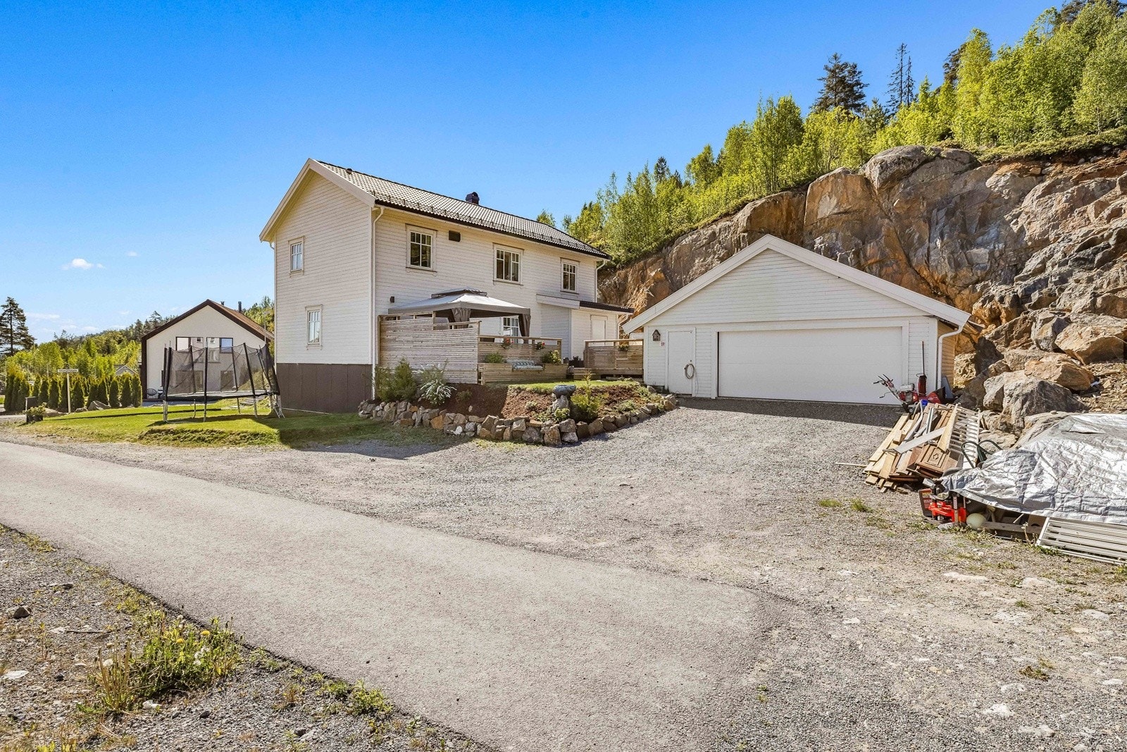 Gode parkeringsmuligheter i dobbelgarasje og på egen tomt. Galleribilde